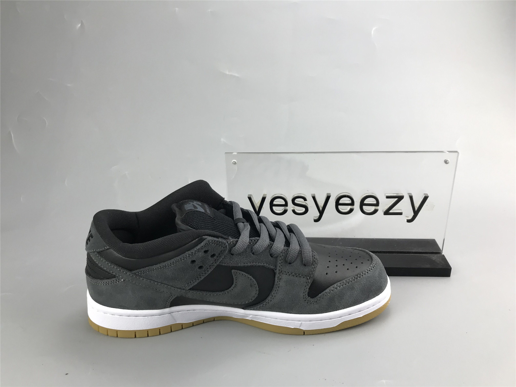 UA NIKE SB DUNK LOW TRD