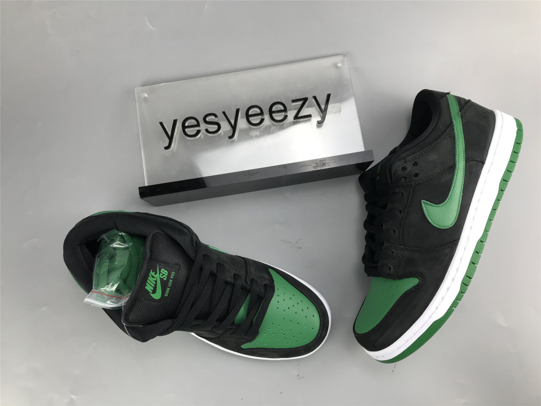 UA NIKE DUNK LOW PRO SB