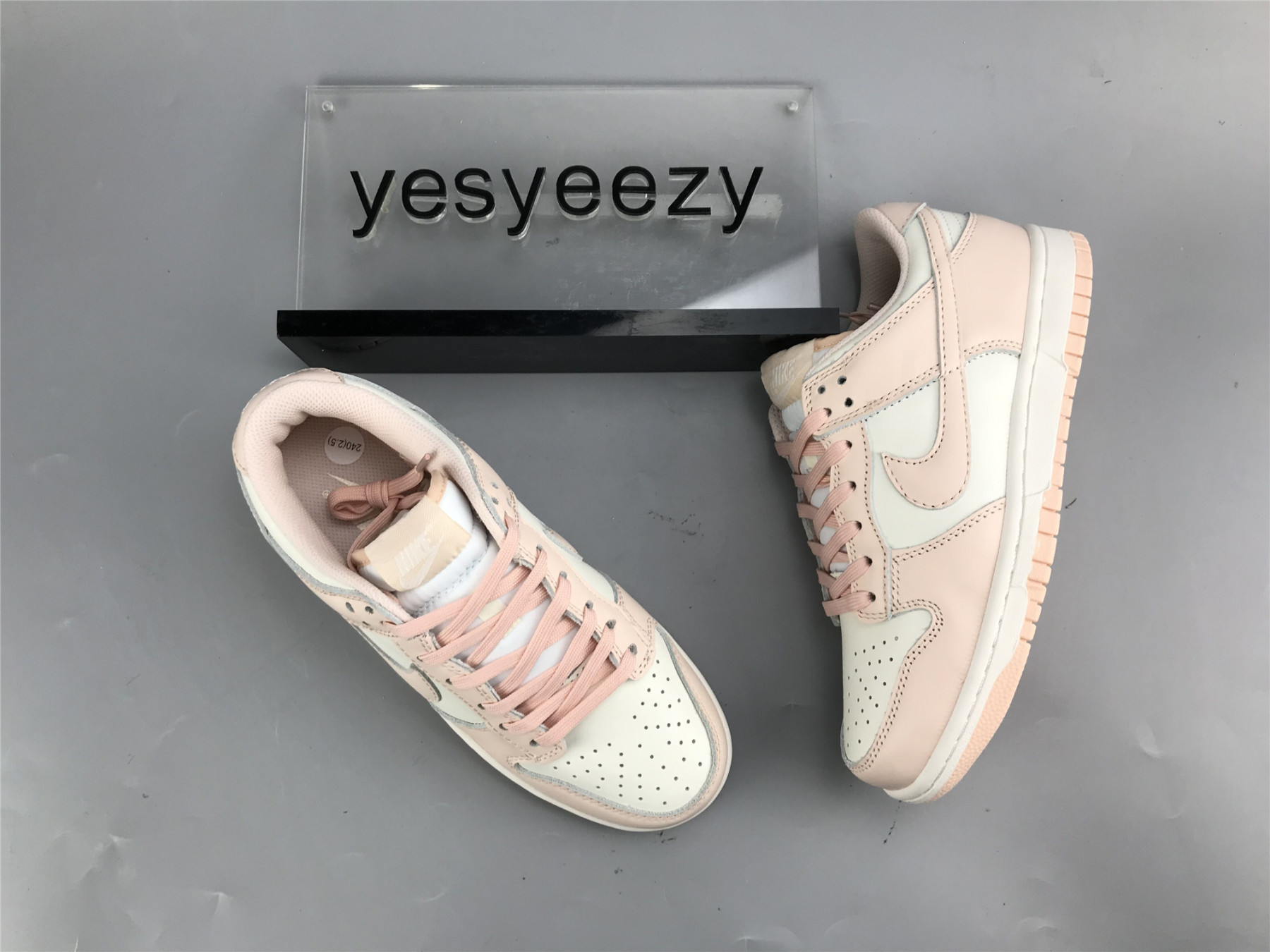 UA NIKE WMNS DUNK LOW 