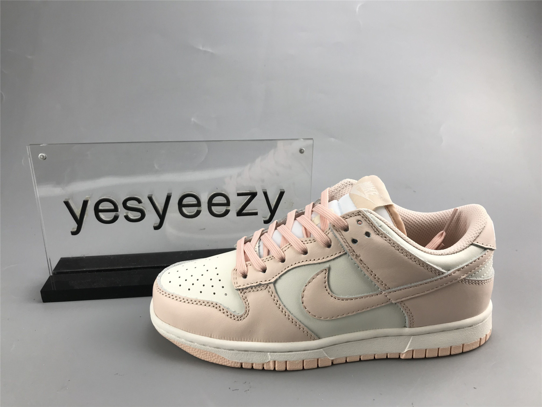 UA NIKE WMNS DUNK LOW 