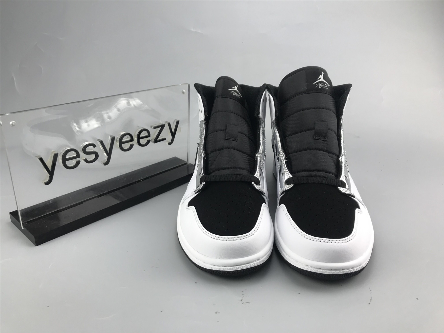 UA  AIR JORDAN 1 MID 