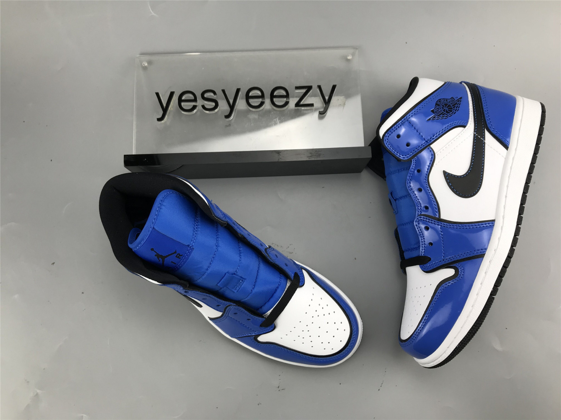 UA AIR JORDAN 1 MID SE 