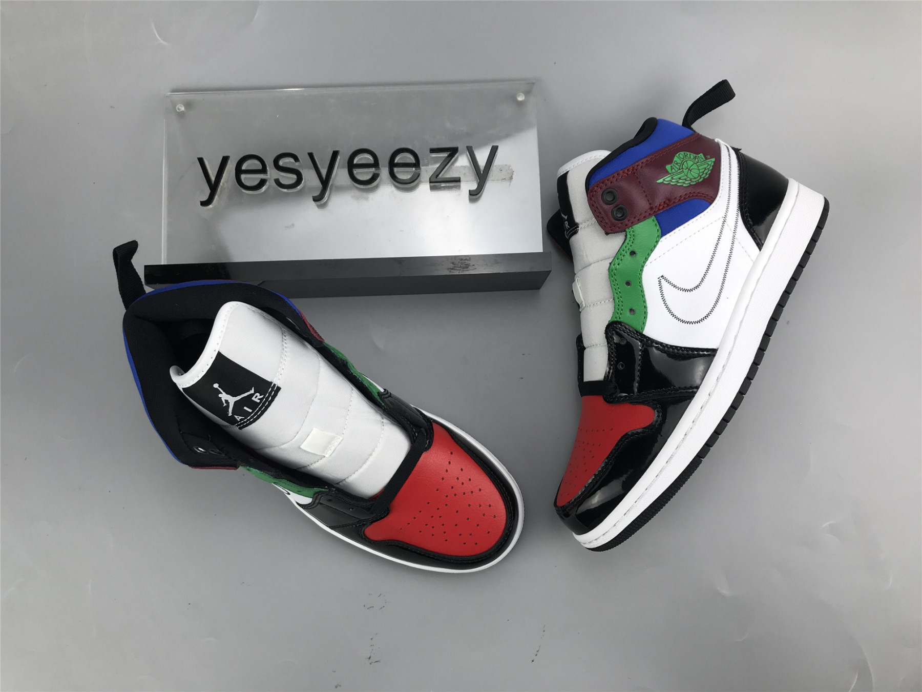 UA WMNS AIR JORDAN 1 MID SE 