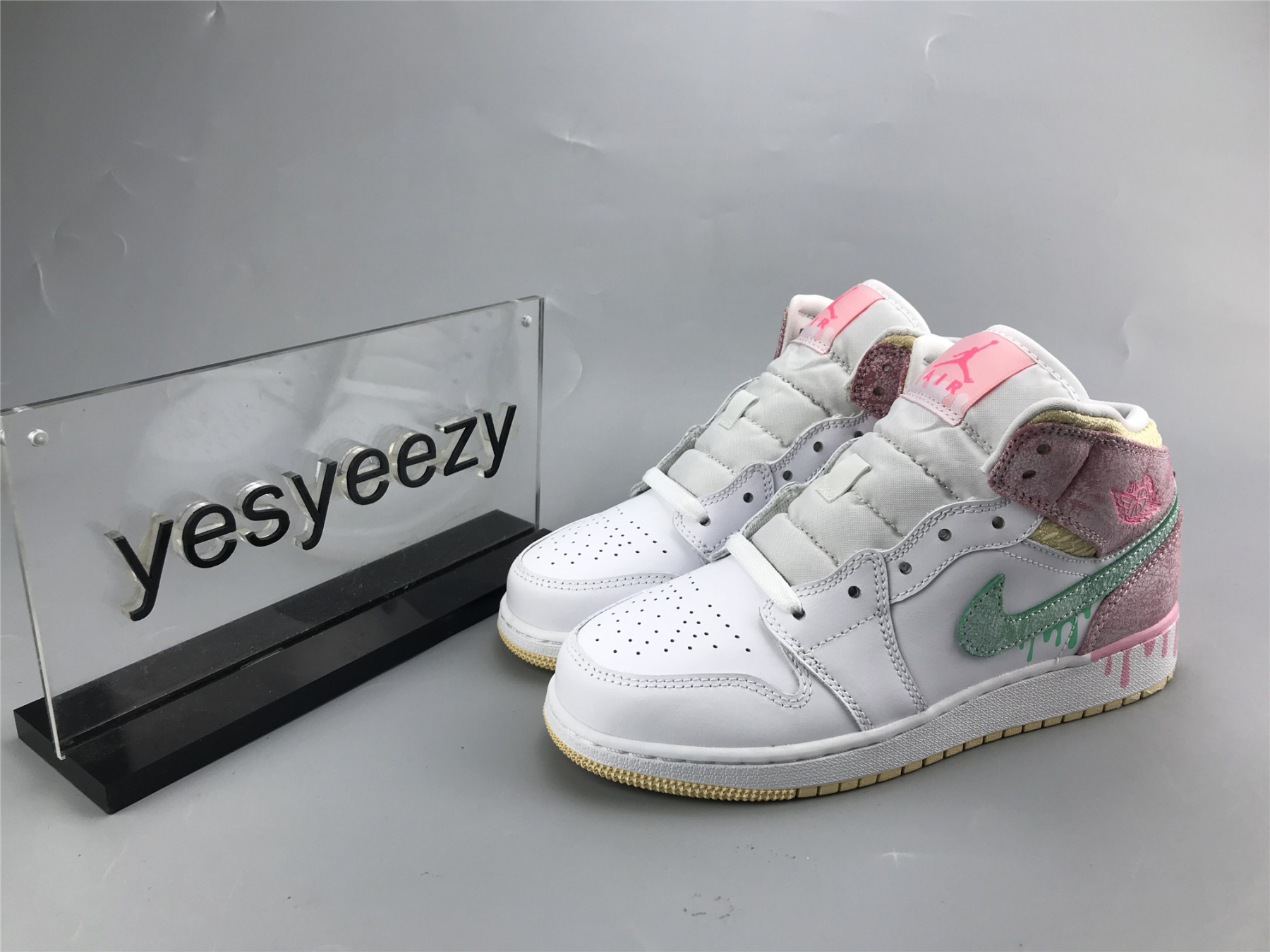 UA AIR JORDAN 1 MID SE GS 