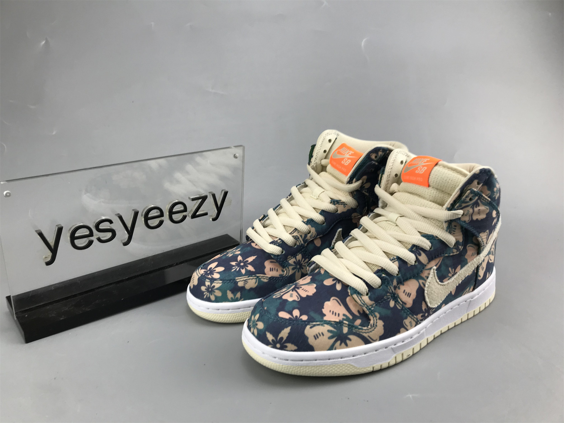 UA NIKE DUNK HIGH SB 