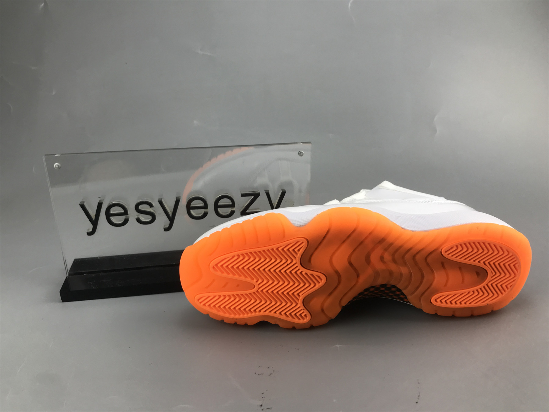 UA WMNS AIR JORDAN 11 RETRO LOW 