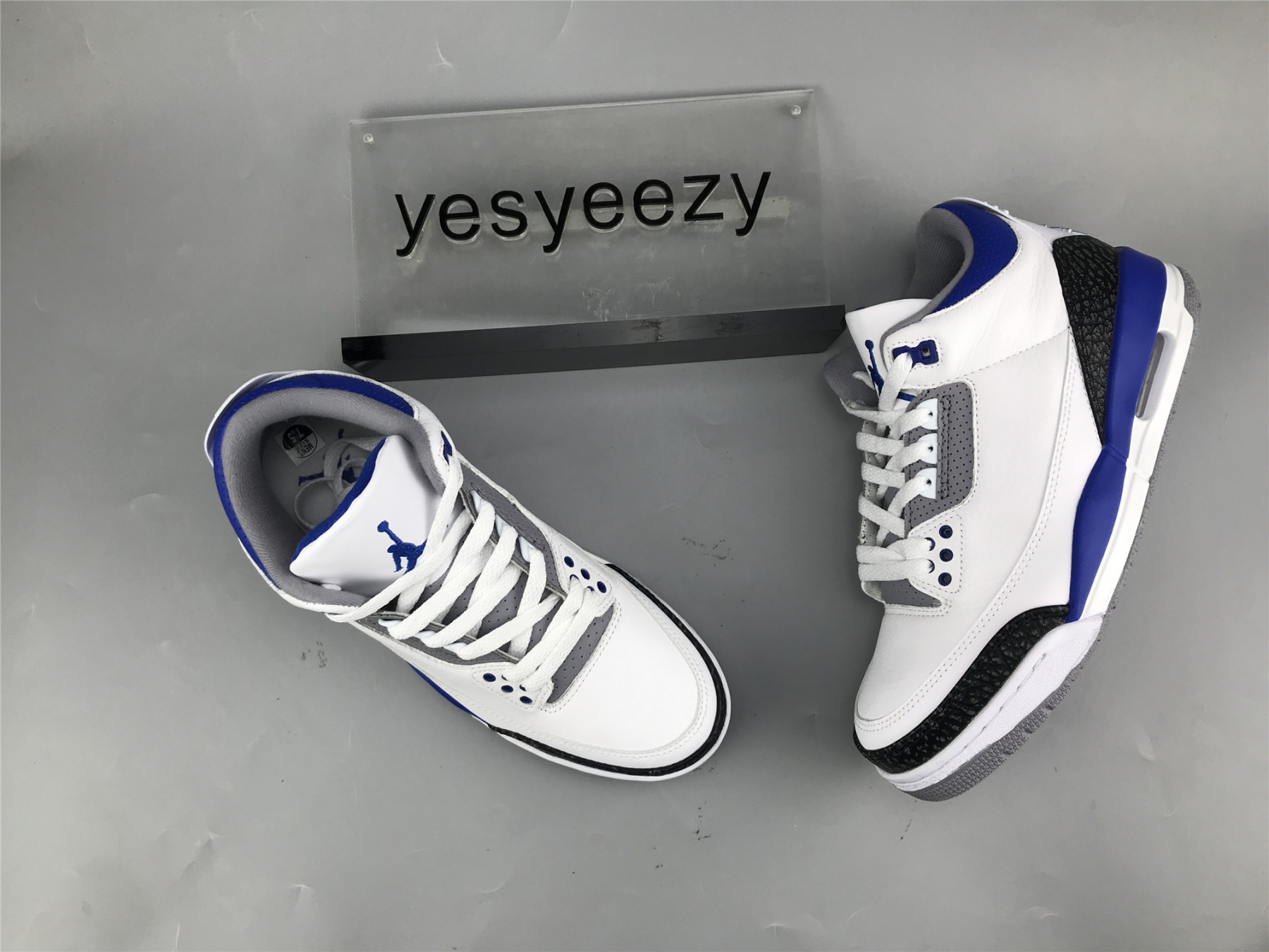 UA AIR JORDAN 3 RETRO 