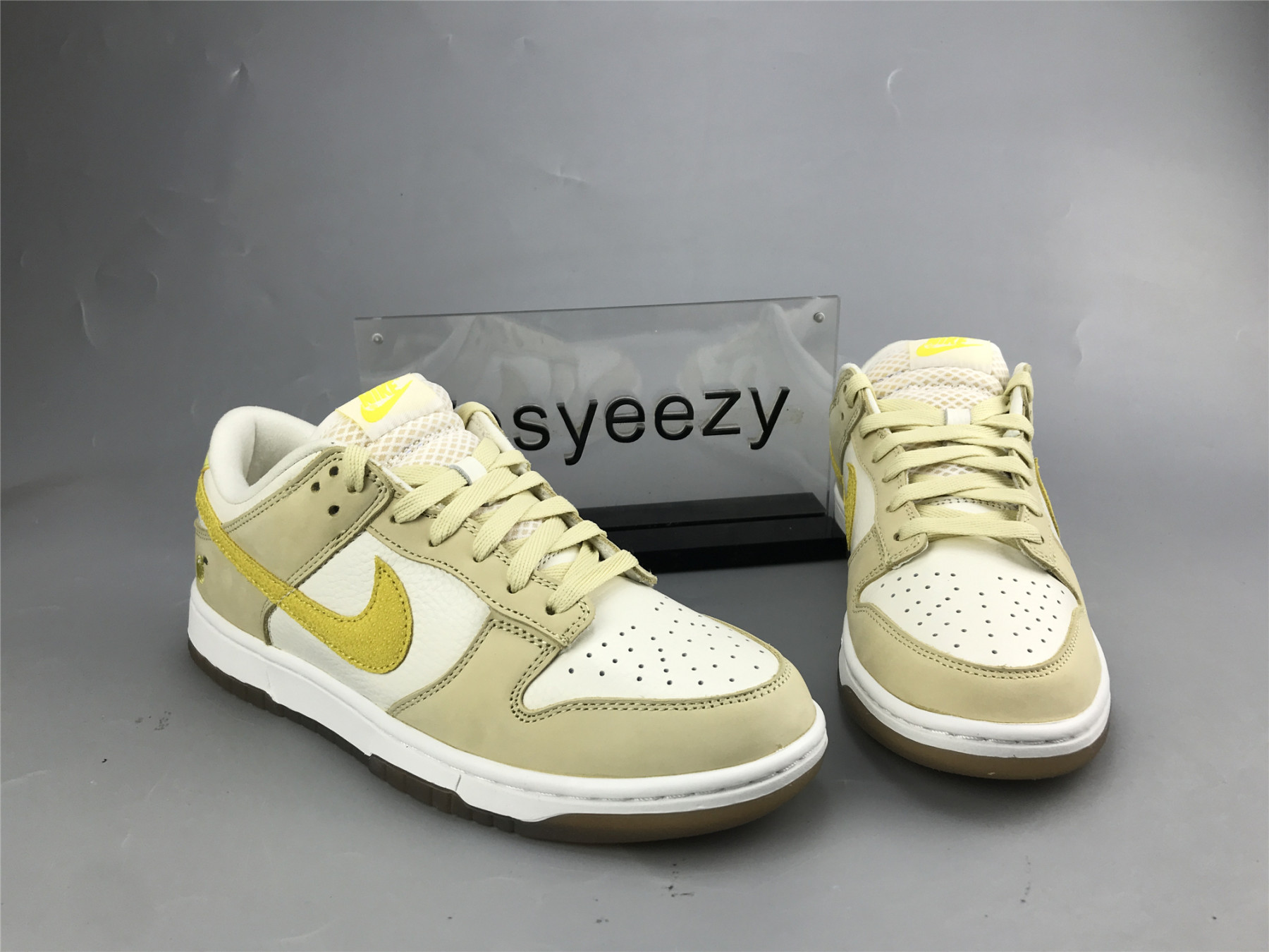 UA NIKE WMNS DUNK LOW 