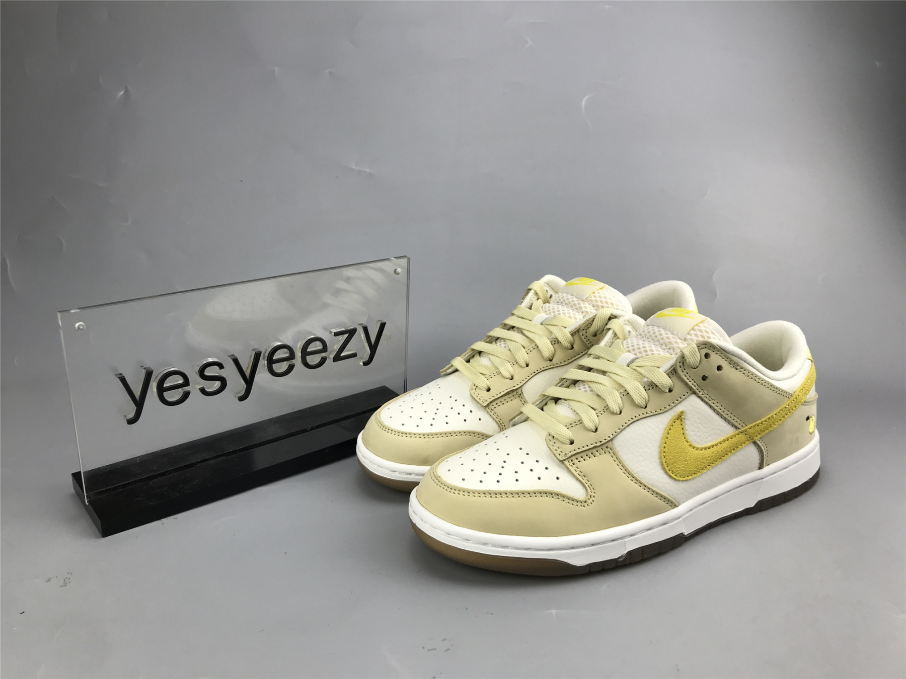 UA NIKE WMNS DUNK LOW 