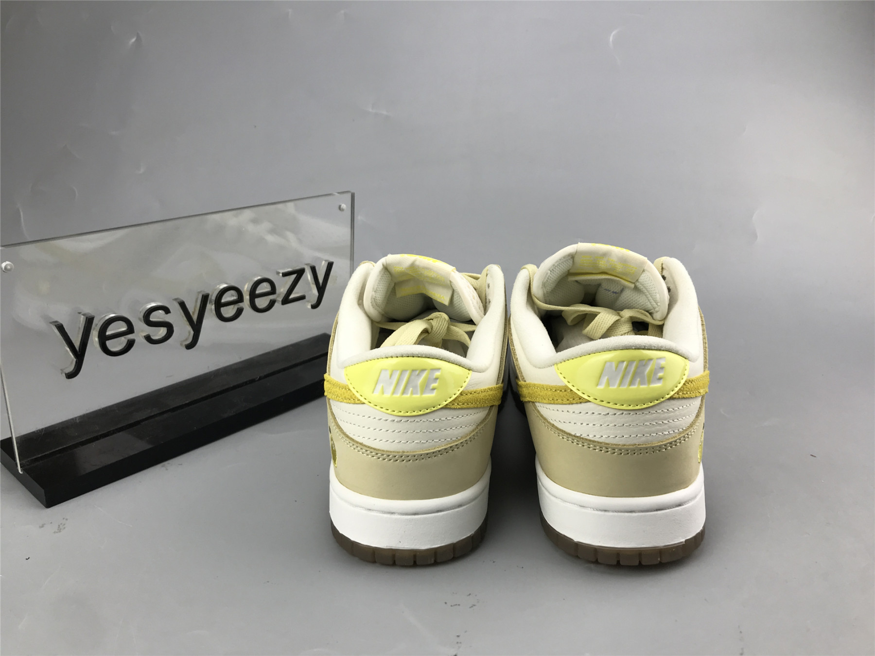 UA NIKE WMNS DUNK LOW 