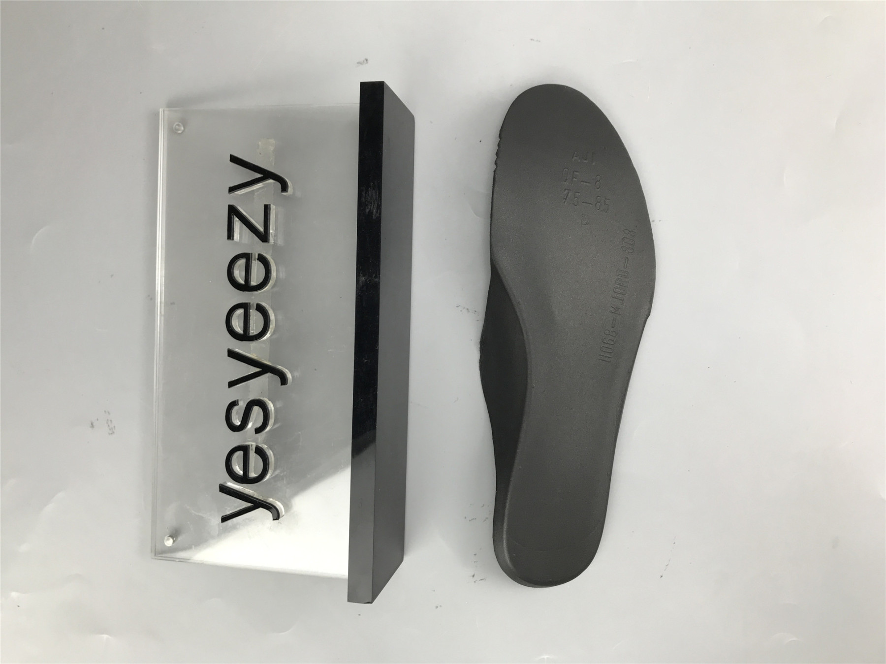 UA AIR JORDAN 4 RETRO 