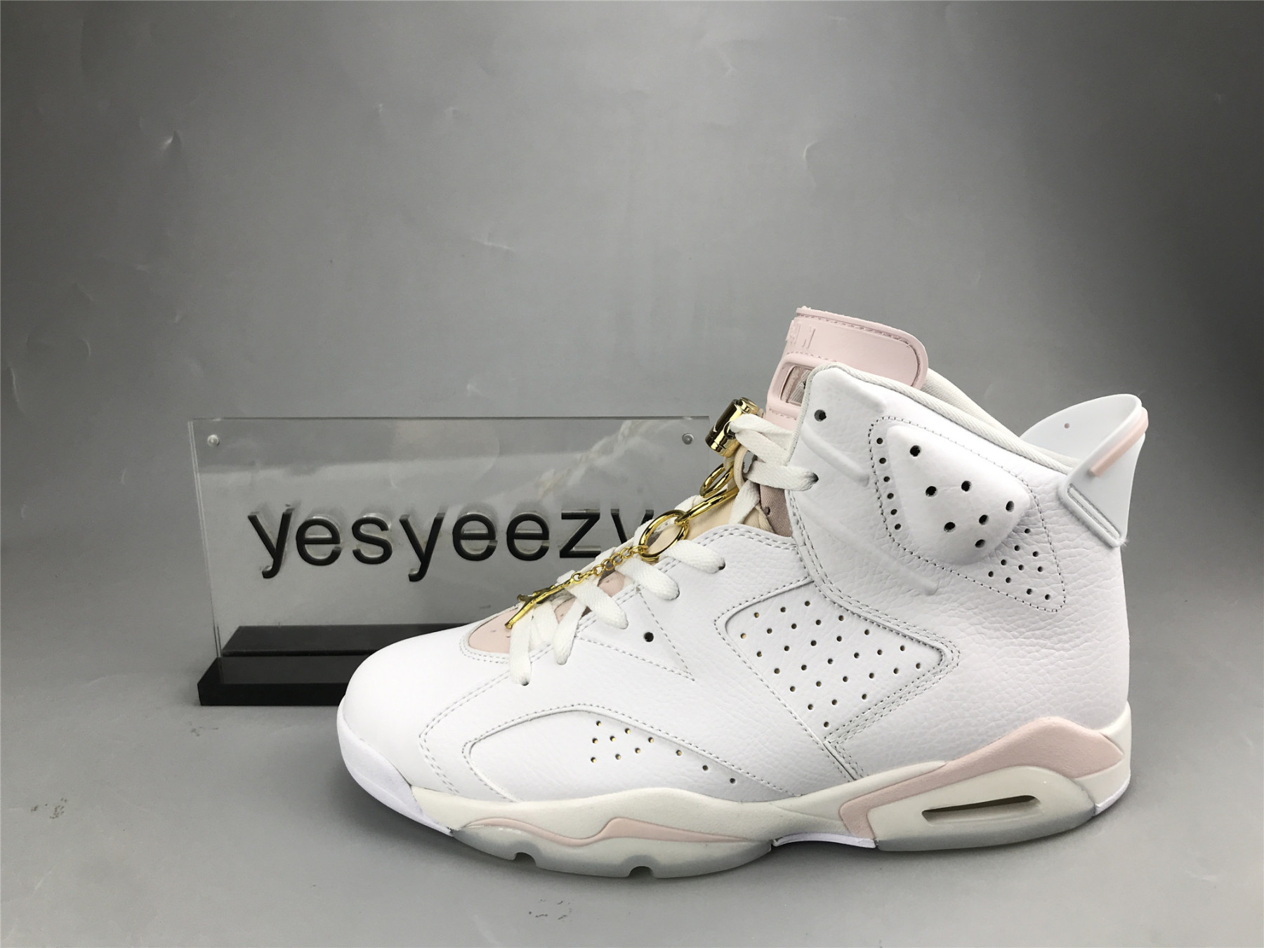 UA WMNS AIR JORDAN 6 RETRO 