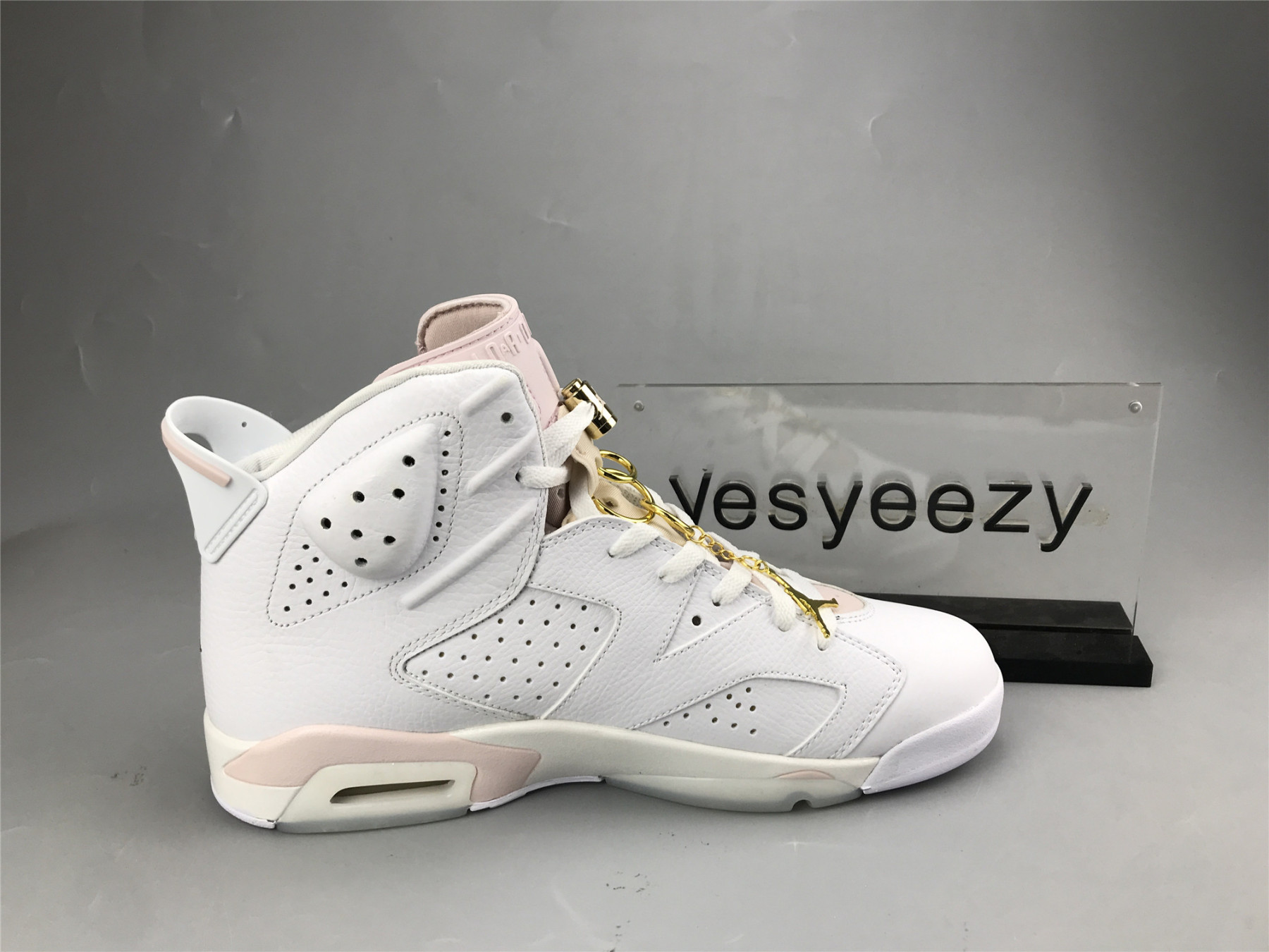 UA WMNS AIR JORDAN 6 RETRO 