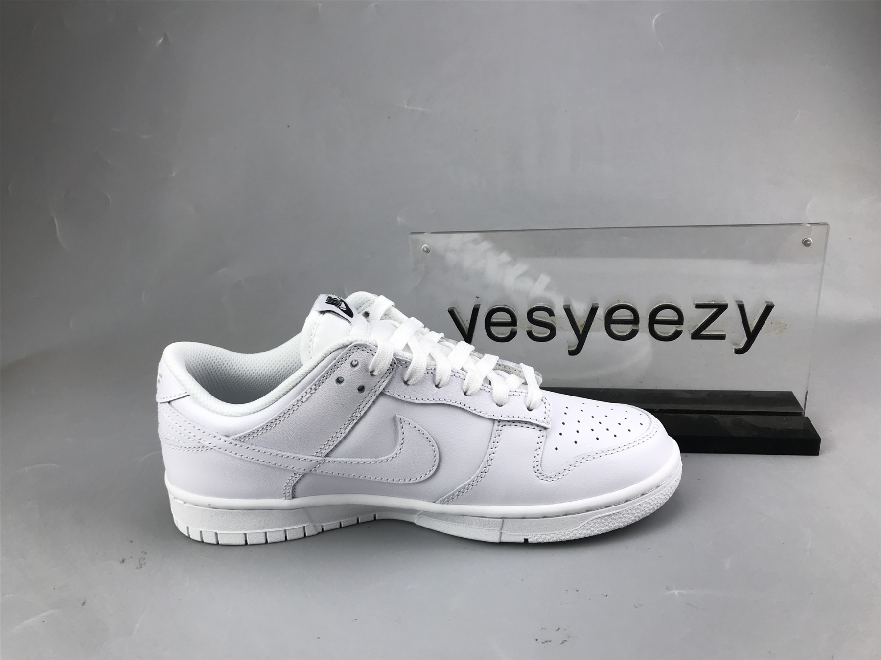 UA NIKE WMNS DUNK LOW 