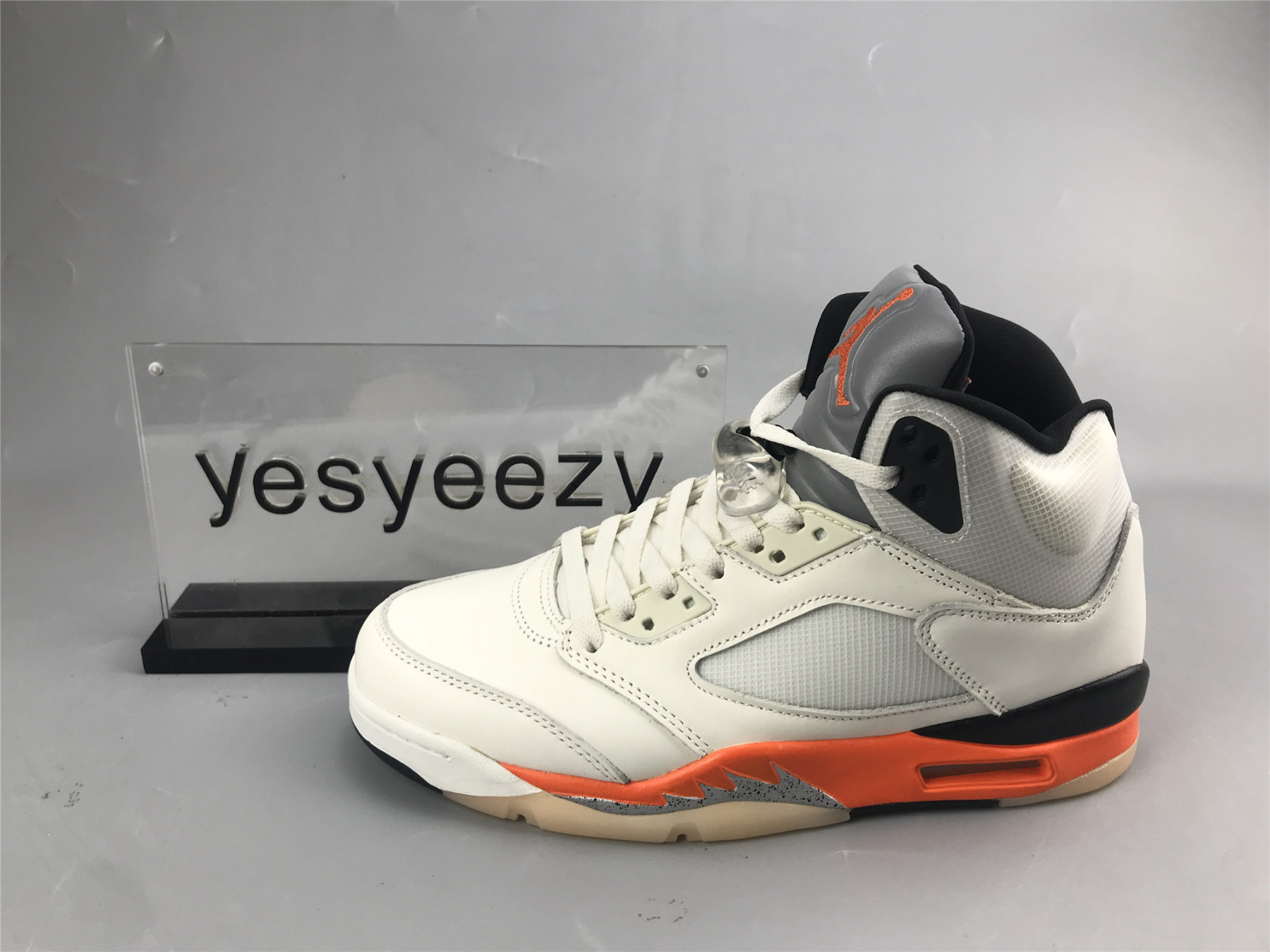 UA AIR JORDAN 5 RETRO 