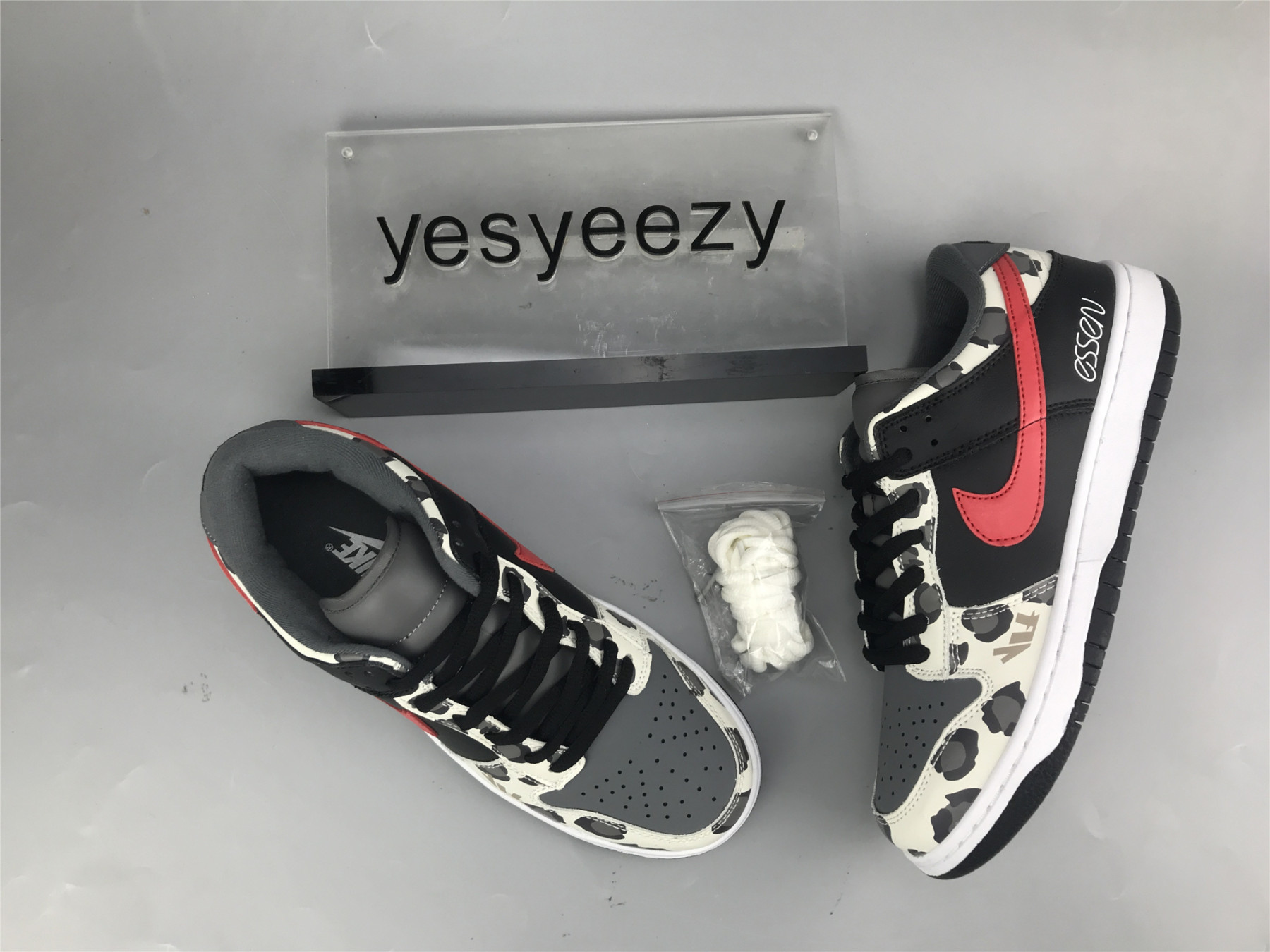 UA NIKE SB DUNK LOW BLACK RED COW