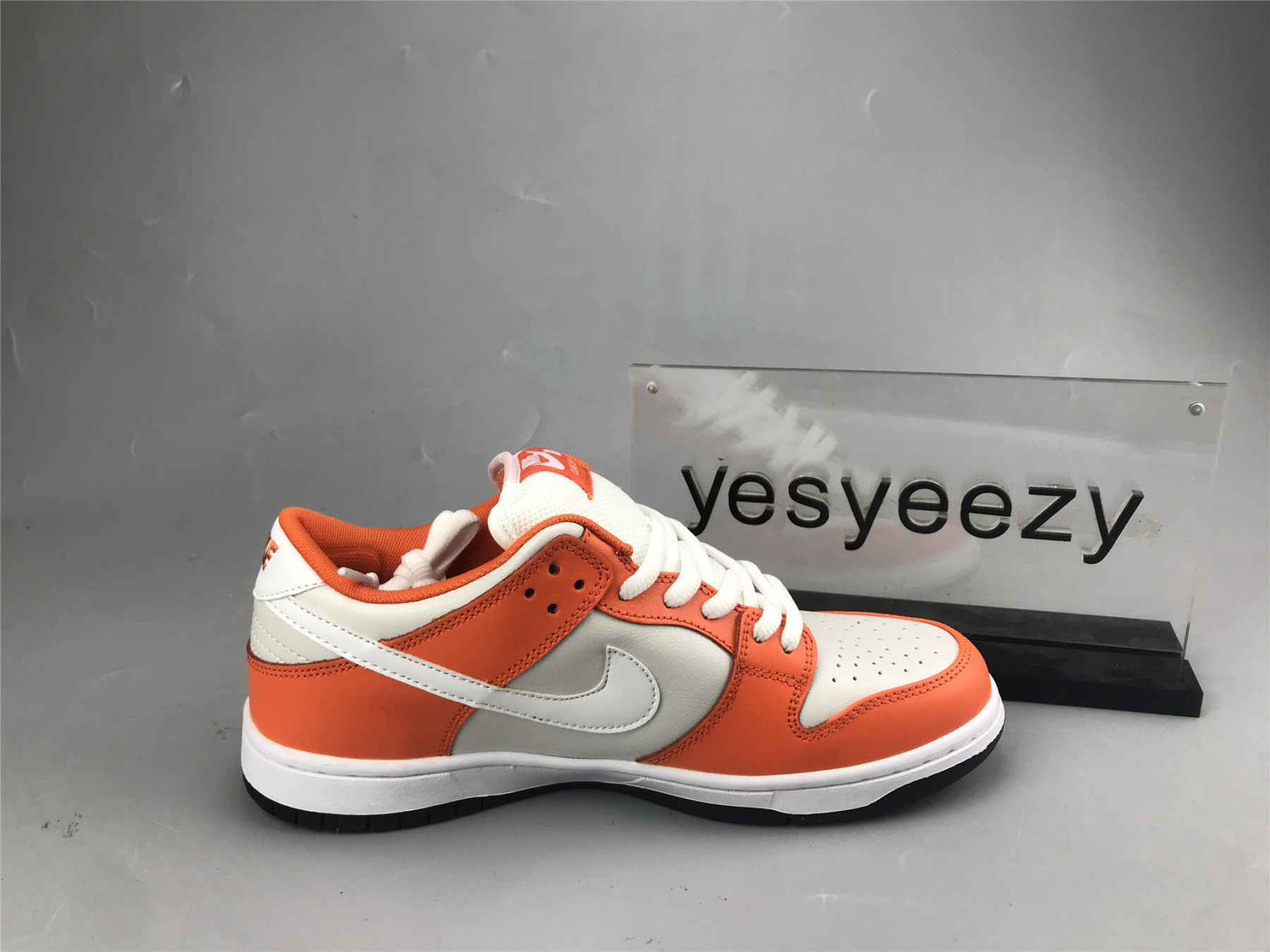 UA NIKE SB DUNK LOW WHITE ORANGE