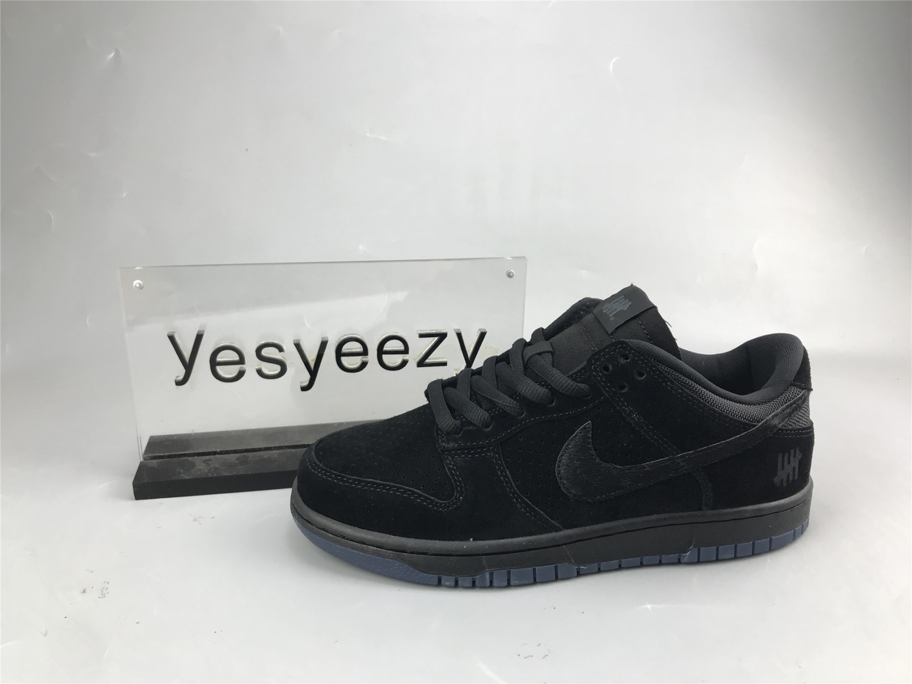 UA NIKE UNDEFEATED X DUNK LOW 