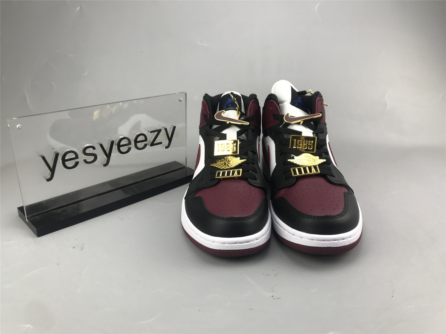 UA WMNS AIR JORDAN 1 MID SE 