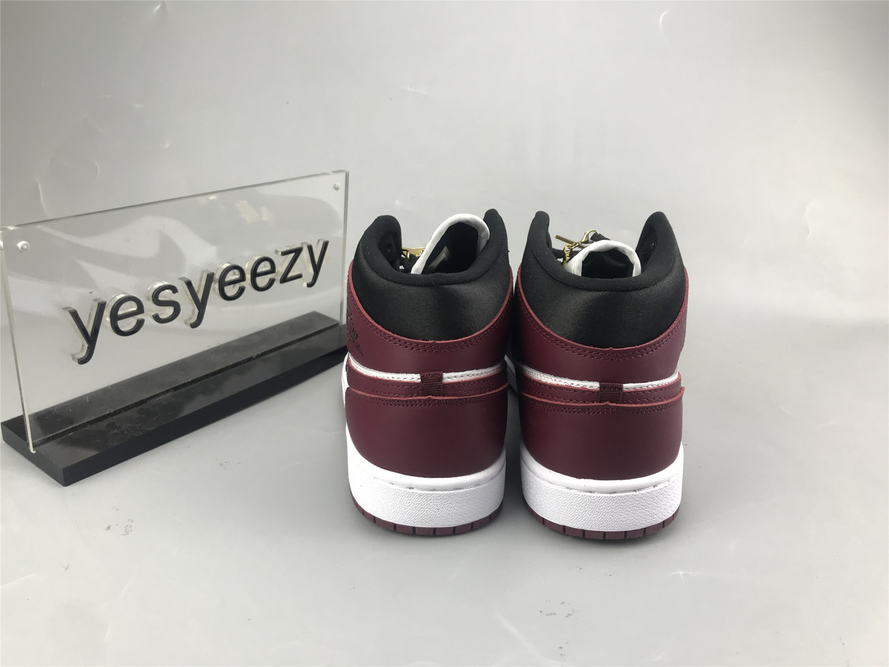 UA WMNS AIR JORDAN 1 MID SE 