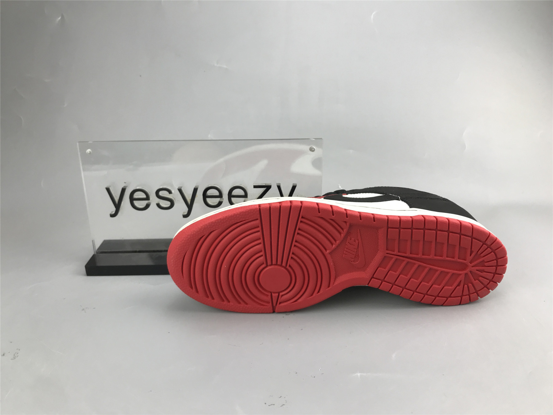 UA NIKE SB DUNK LOW UNIVERSITY RED