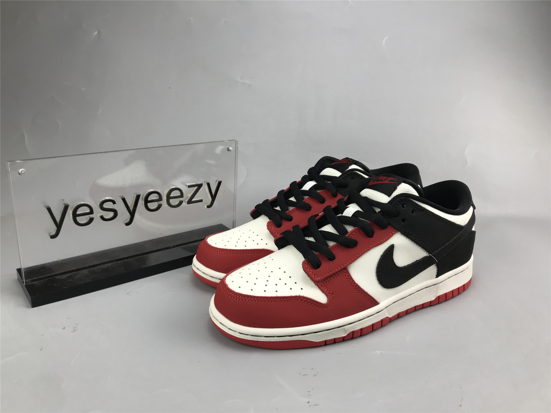 UA NIKE SB DUNK LOW UNIVERSITY RED