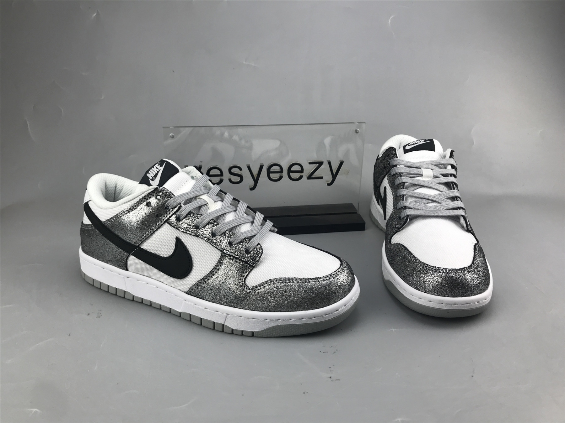 UA NIKE WMNS DUNK LOW 