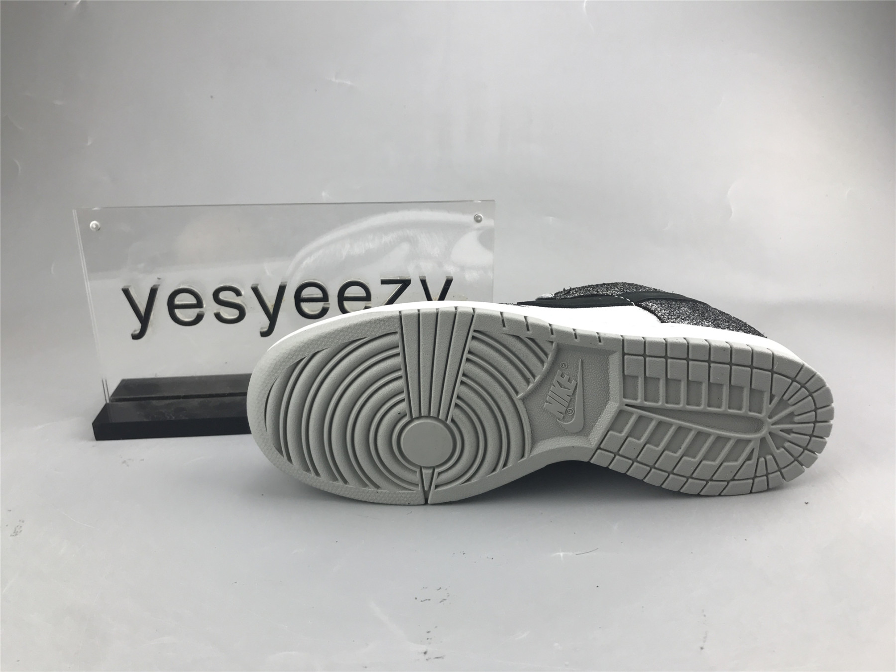 UA NIKE WMNS DUNK LOW 