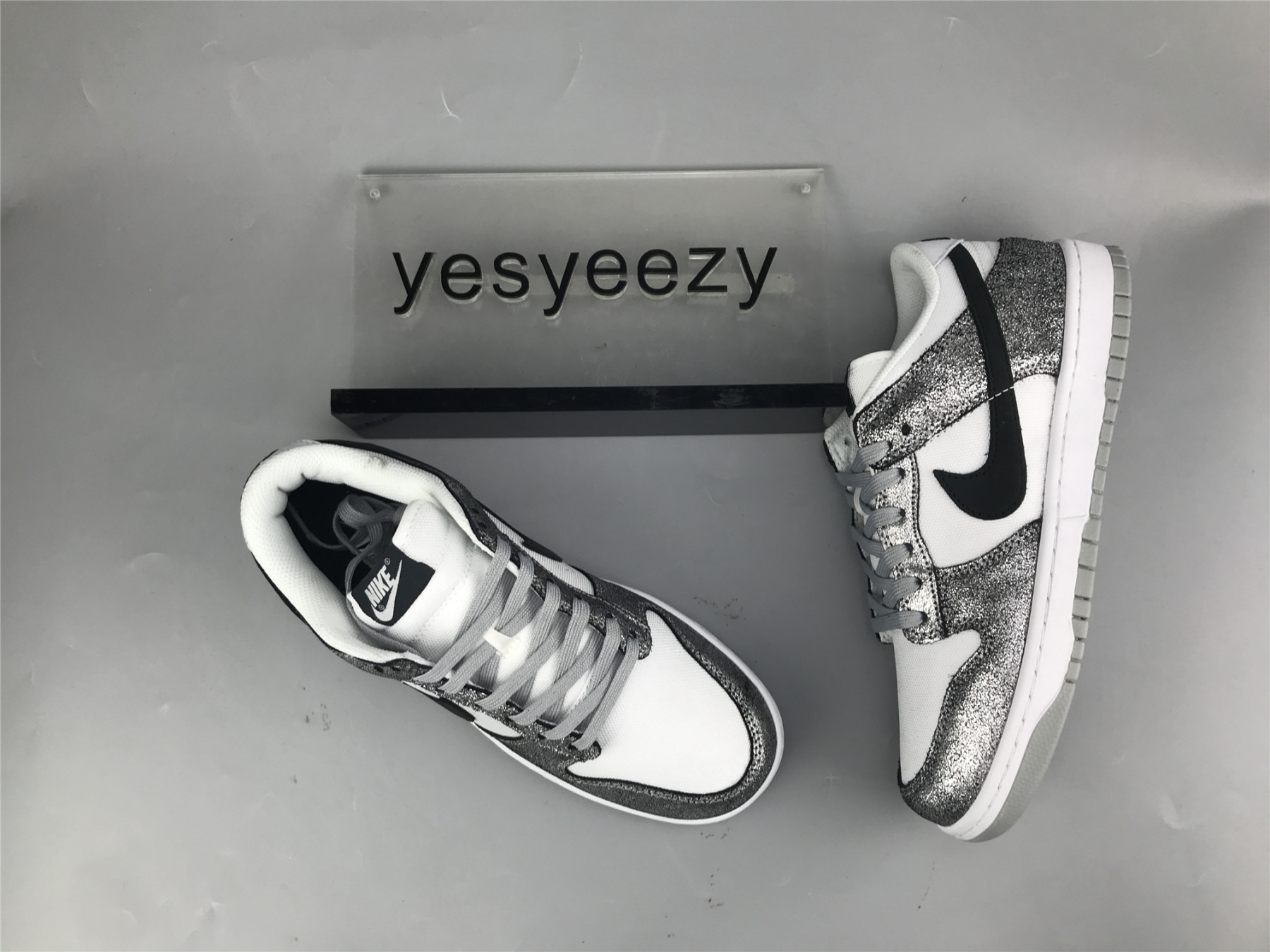 UA NIKE WMNS DUNK LOW 