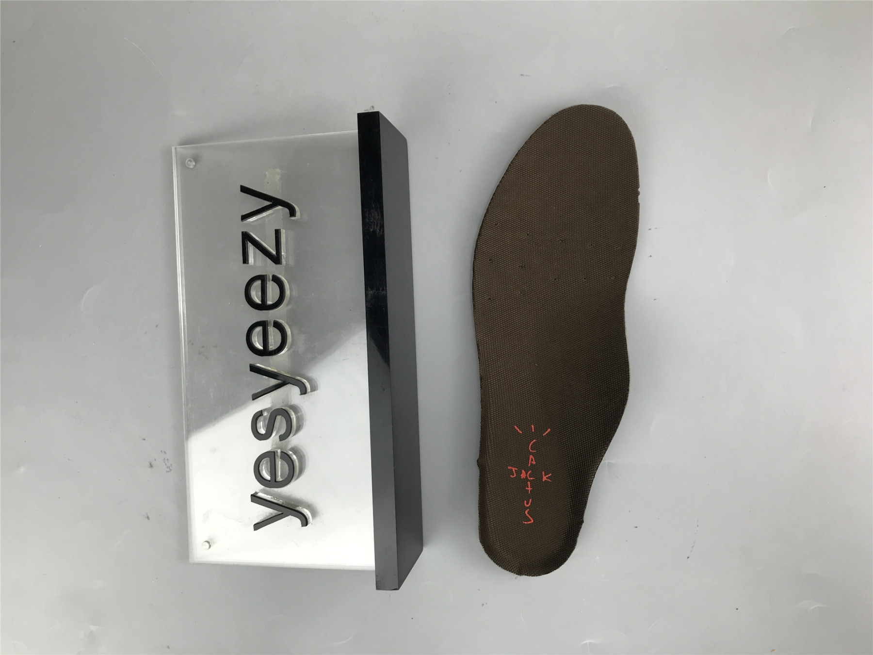 UA NIKE TRAVIS SCOTT X AIR MAX 1 