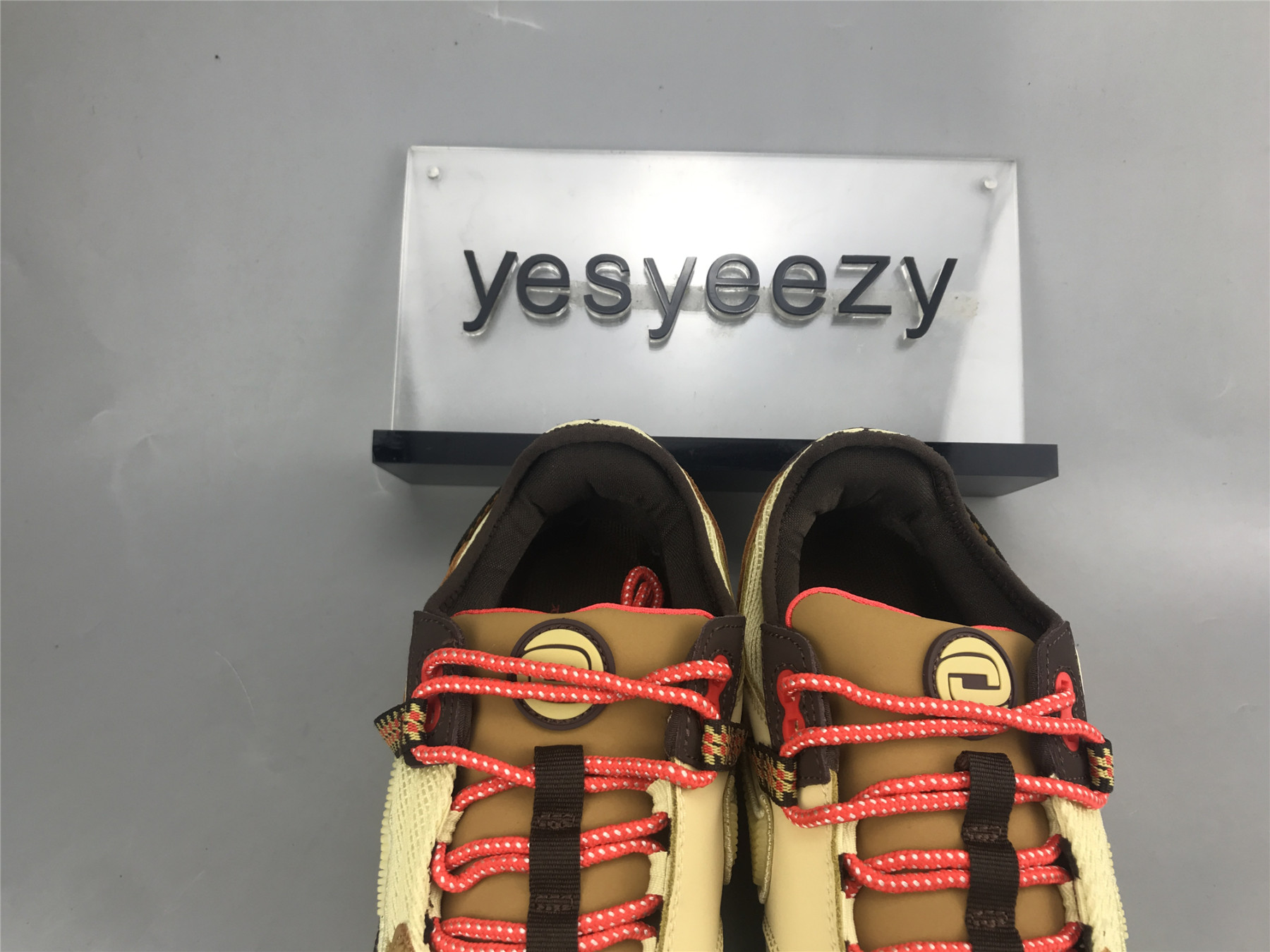 UA NIKE TRAVIS SCOTT X AIR MAX 1 