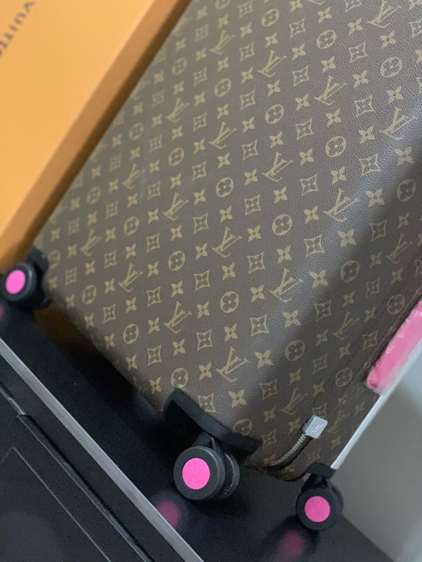 L0vis Vvtt0n LV Horizon 55 Colormania Fuchsia M46780 15 x 21.7 x 8.3 inches