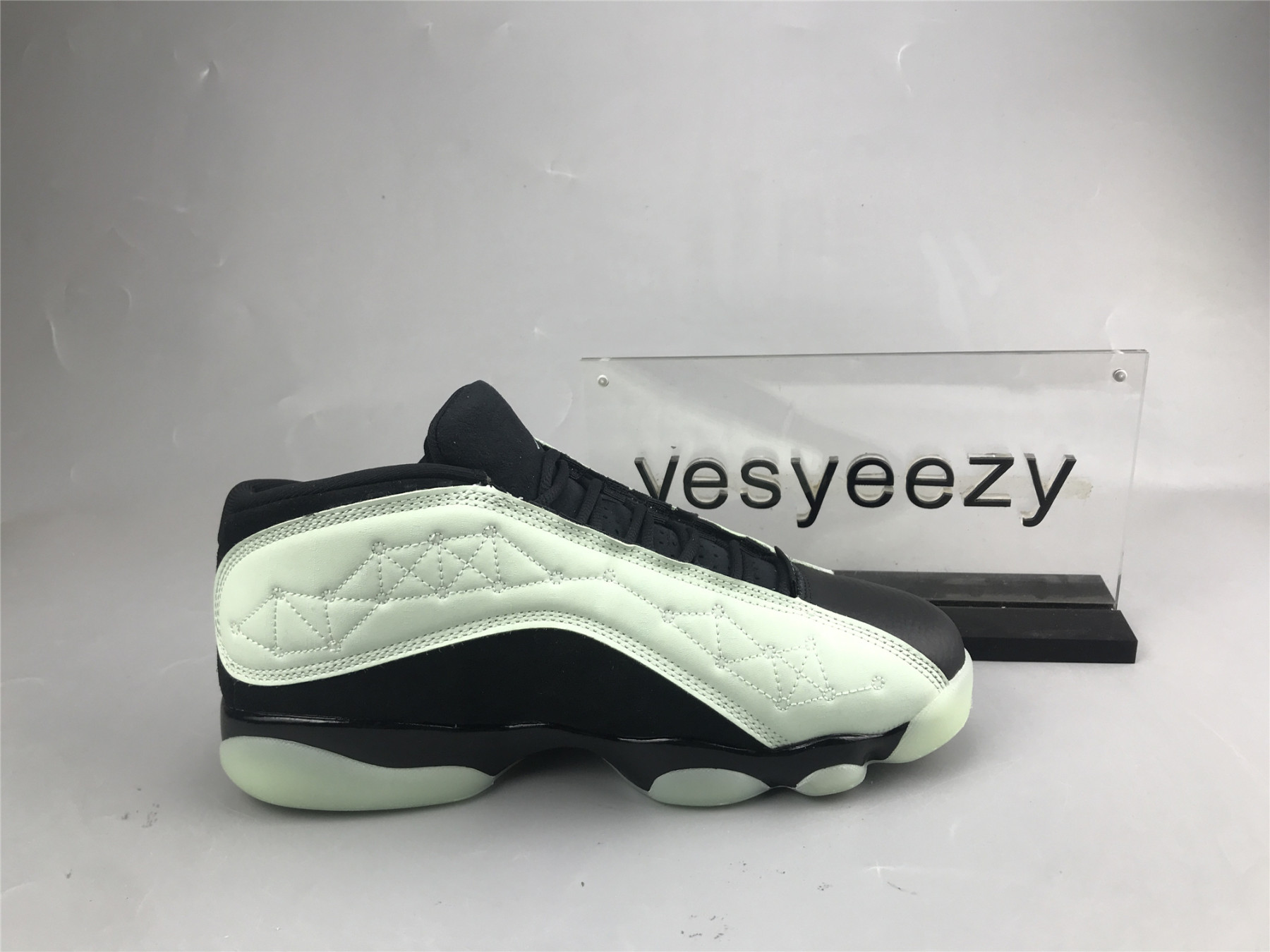 UA AIR JORDAN 13 RETRO LOW 