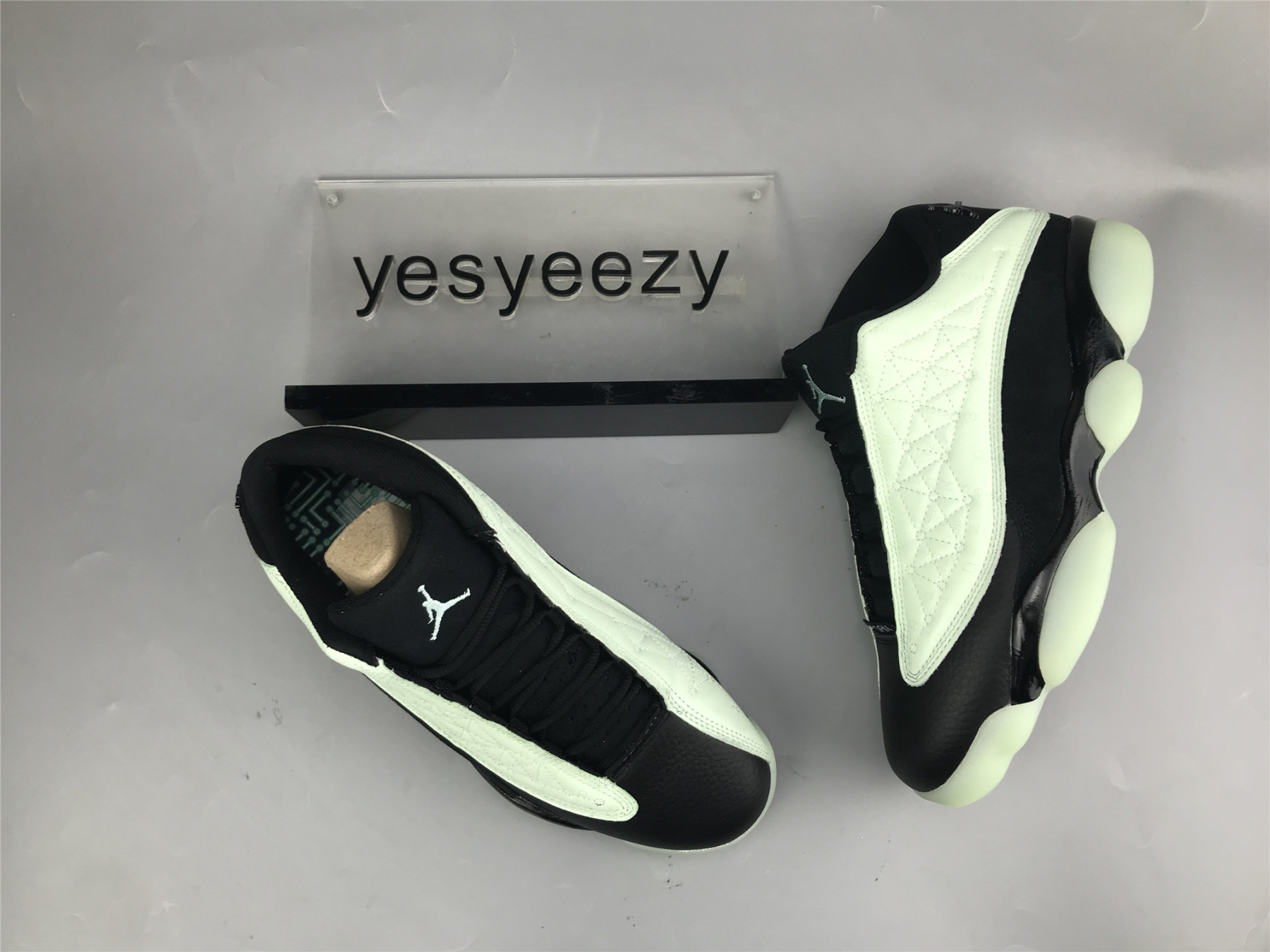 UA AIR JORDAN 13 RETRO LOW 