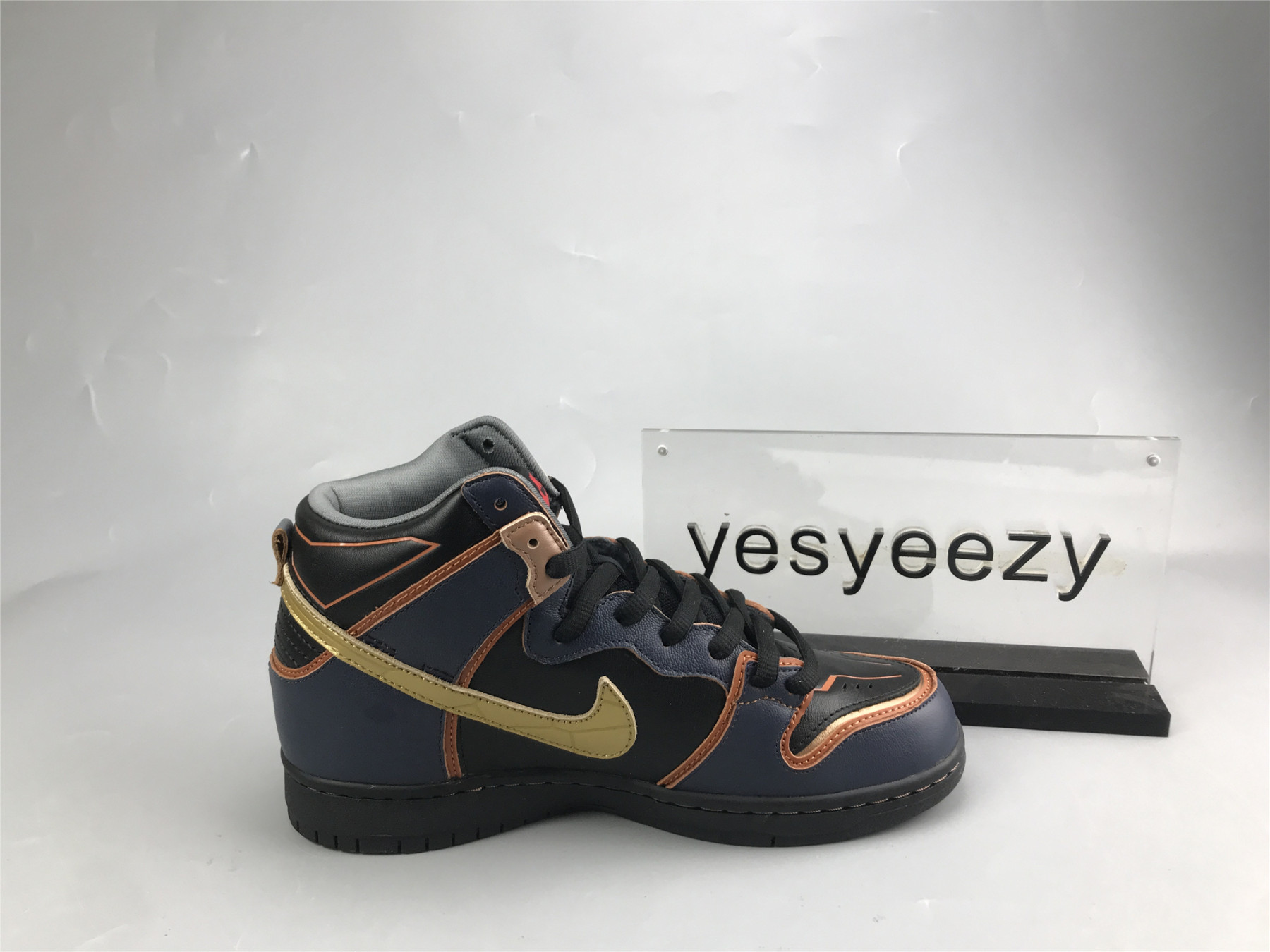 UA NIKE GUNDAM X DUNK HIGH SB 