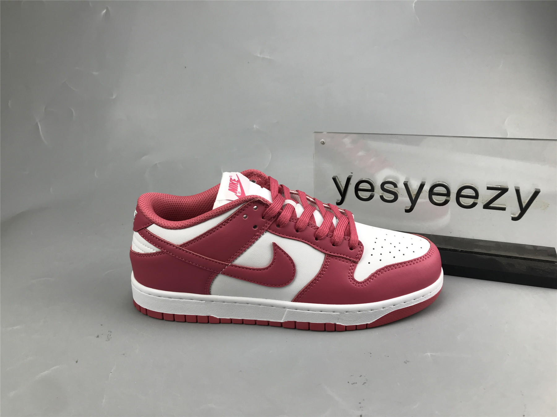 UA NIKE WMNS DUNK LOW 