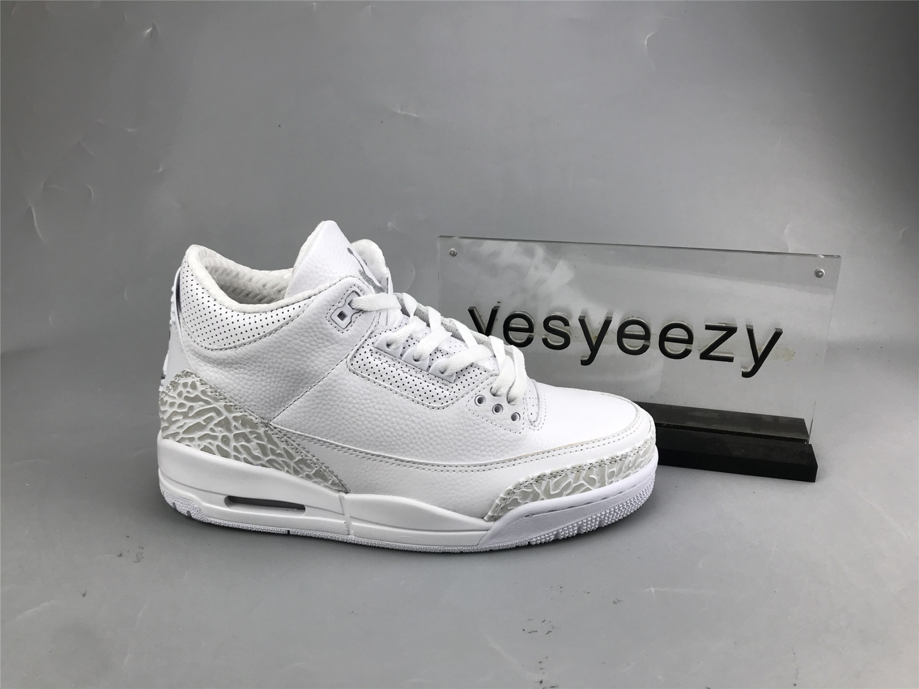 UA AIR JORDAN 3 RETRO 