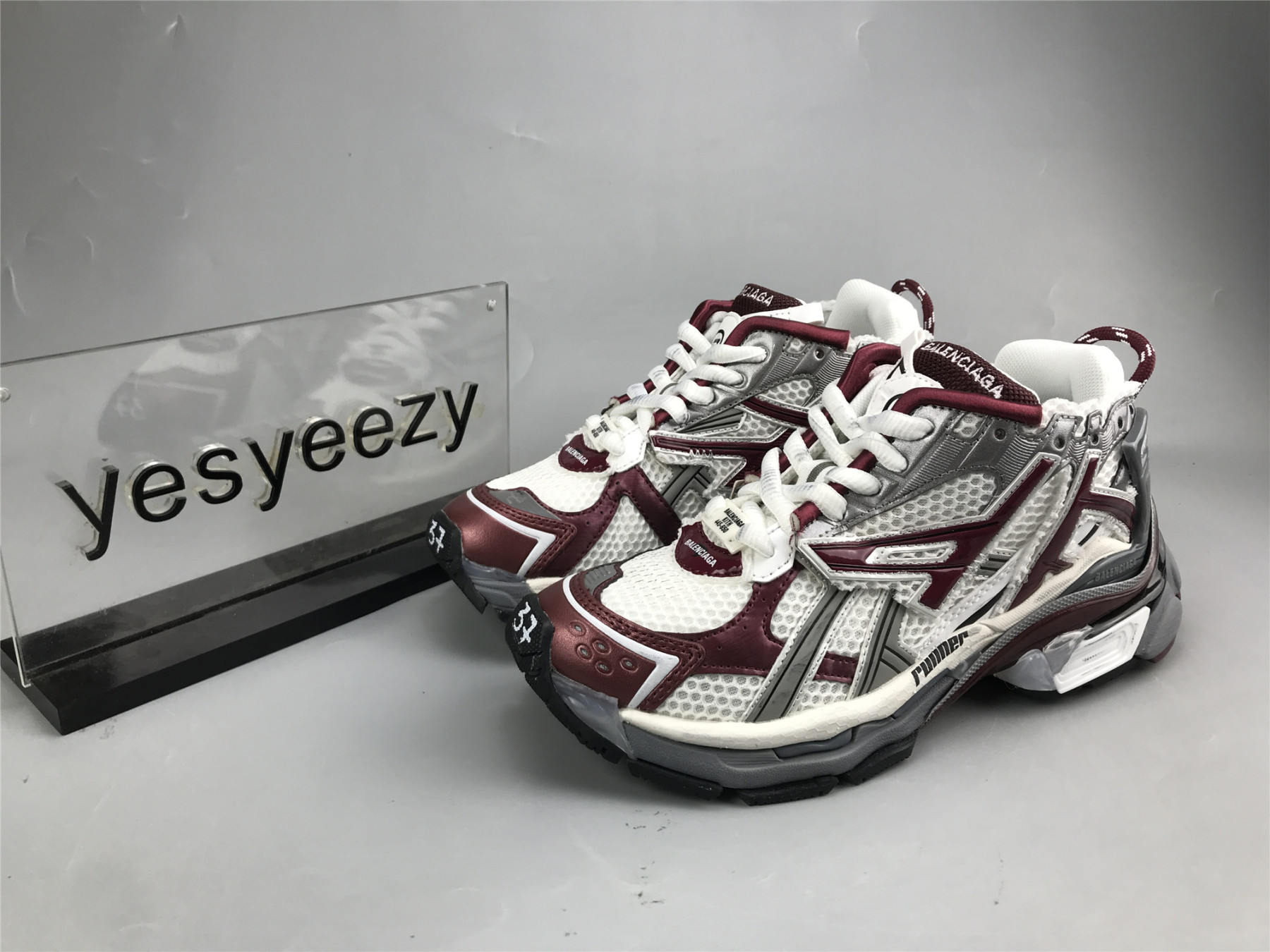 UA RUNNER GREY BURGUNDY