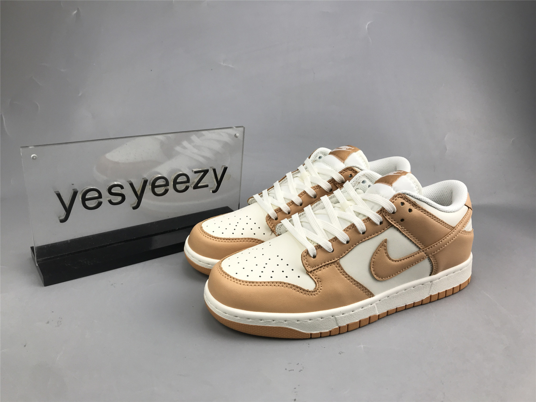 UA NIKE WMNS DUNK LOW 