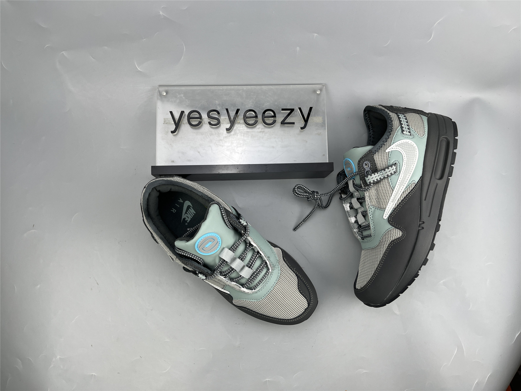 UA TRAVIS SCOTT X NIKE AIR MAX 1 CAVE STONE