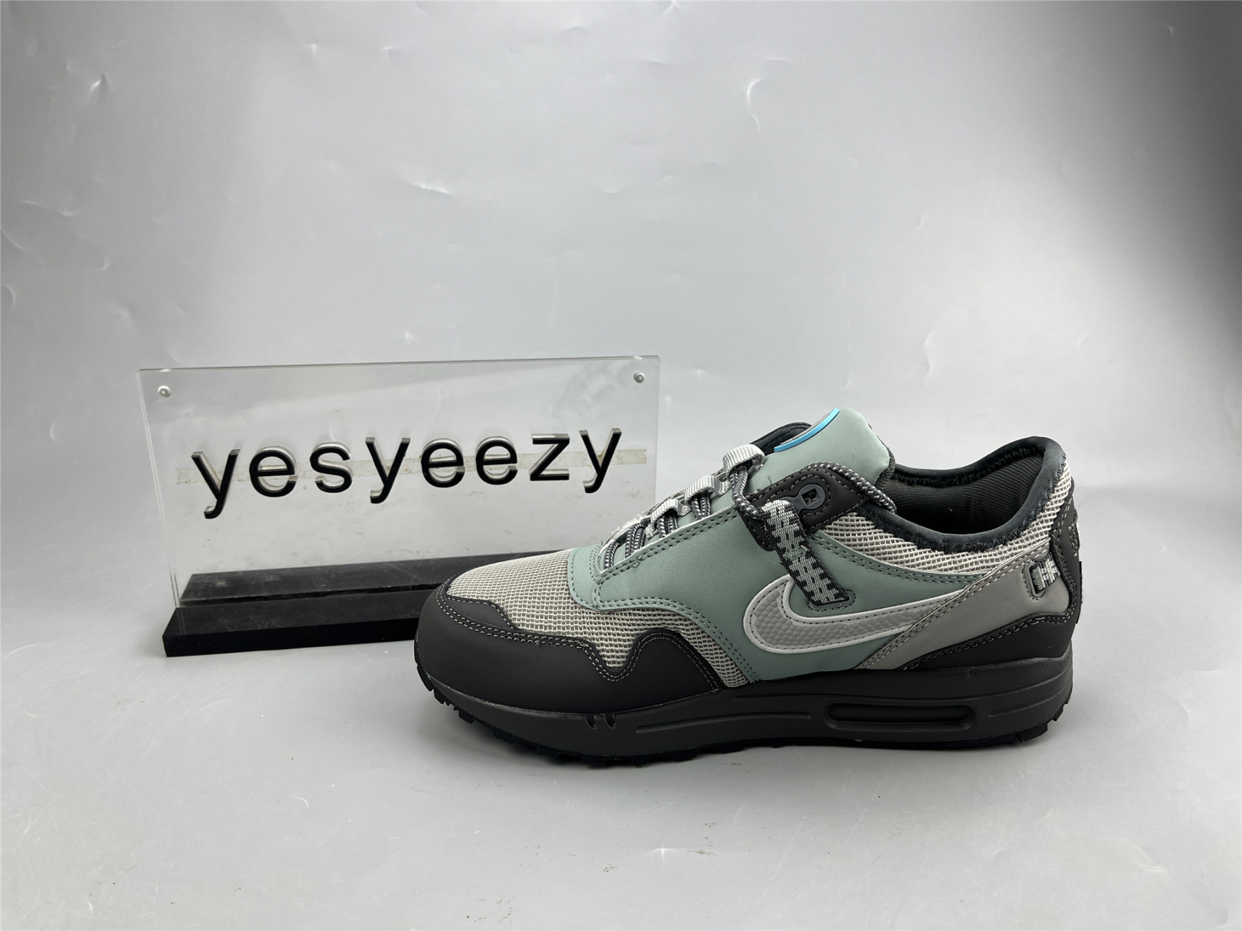 UA TRAVIS SCOTT X NIKE AIR MAX 1 CAVE STONE