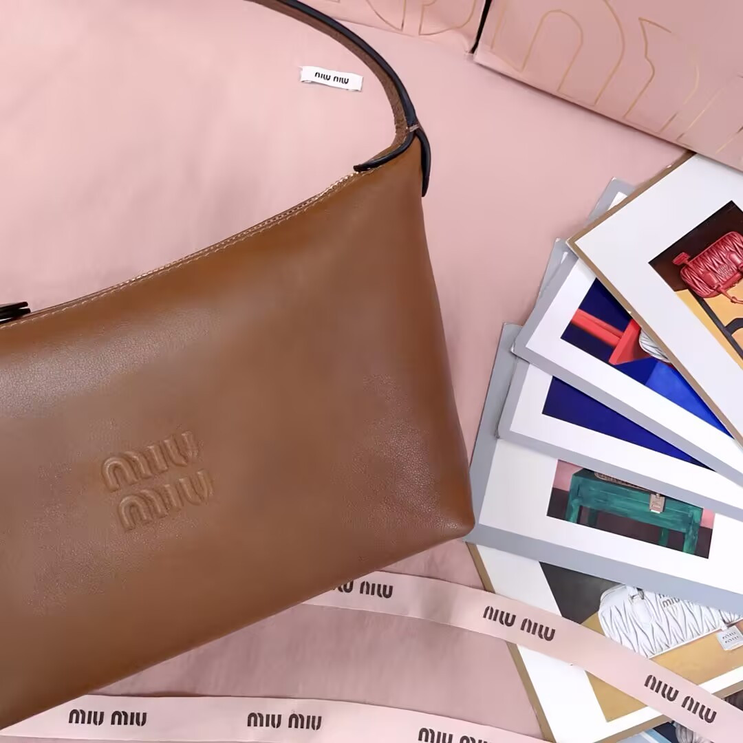 MIU MIU Naplak pouch 14x18.5x10cm