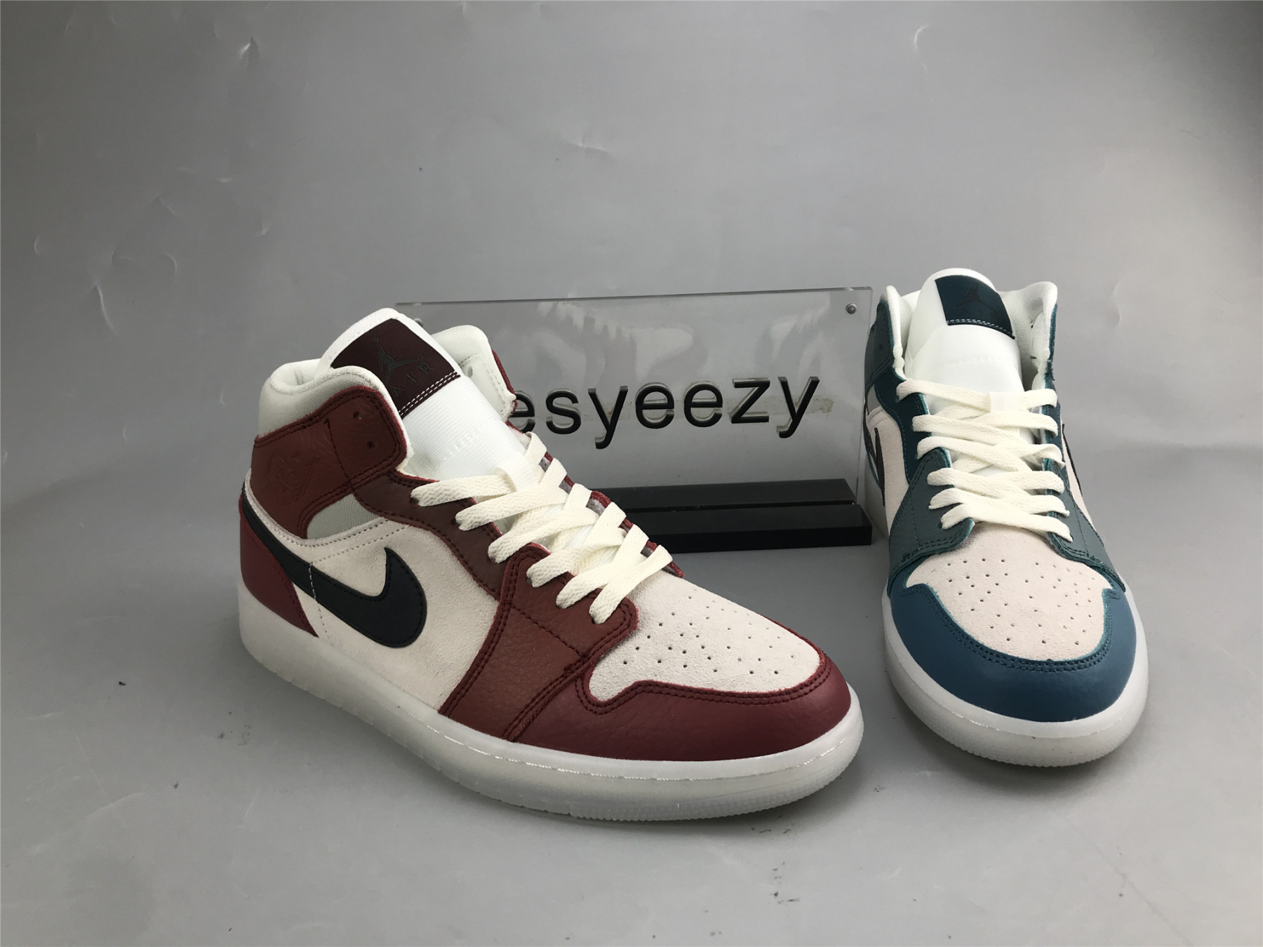 UA WMNS AIR JORDAN 1 MID 