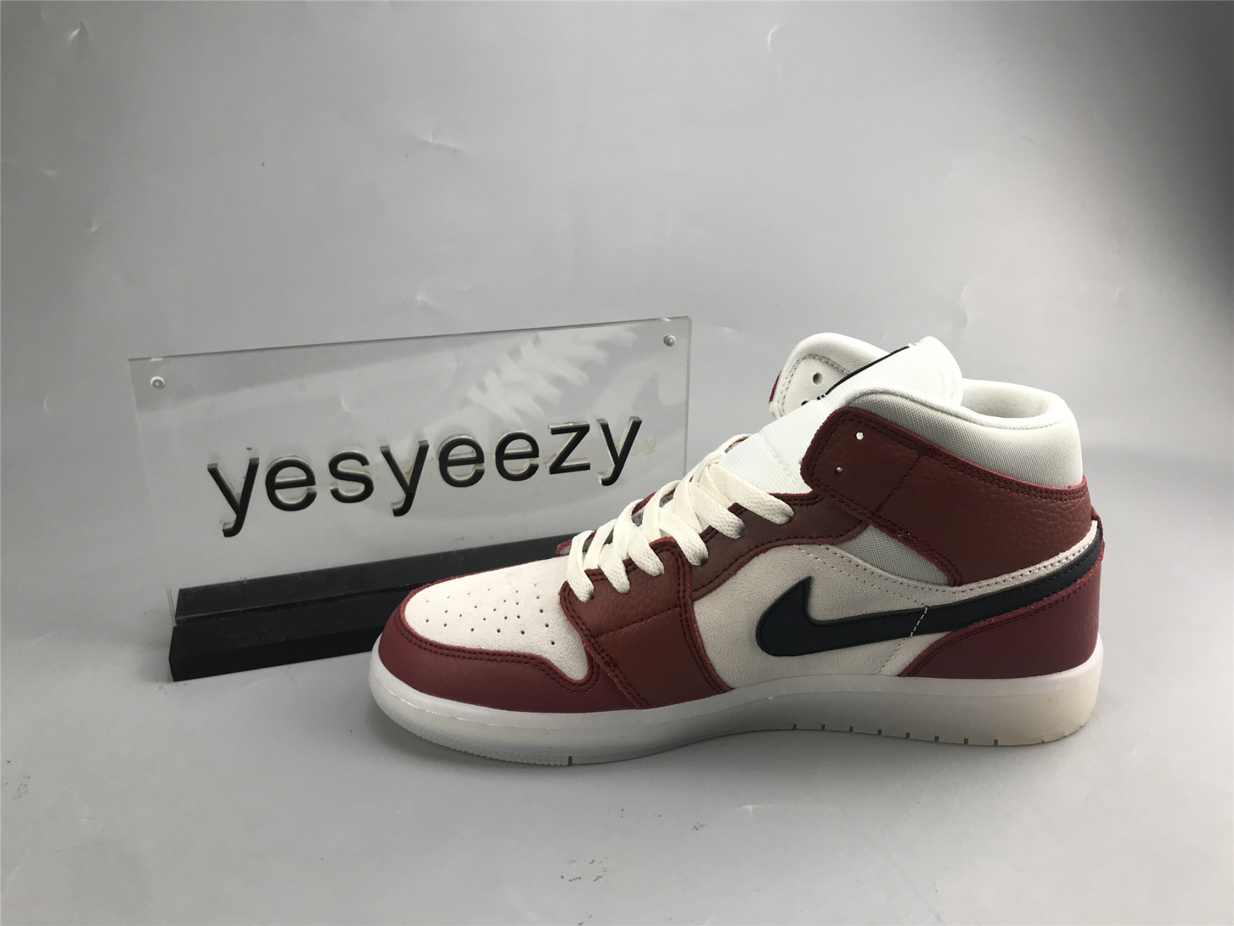 UA WMNS AIR JORDAN 1 MID 