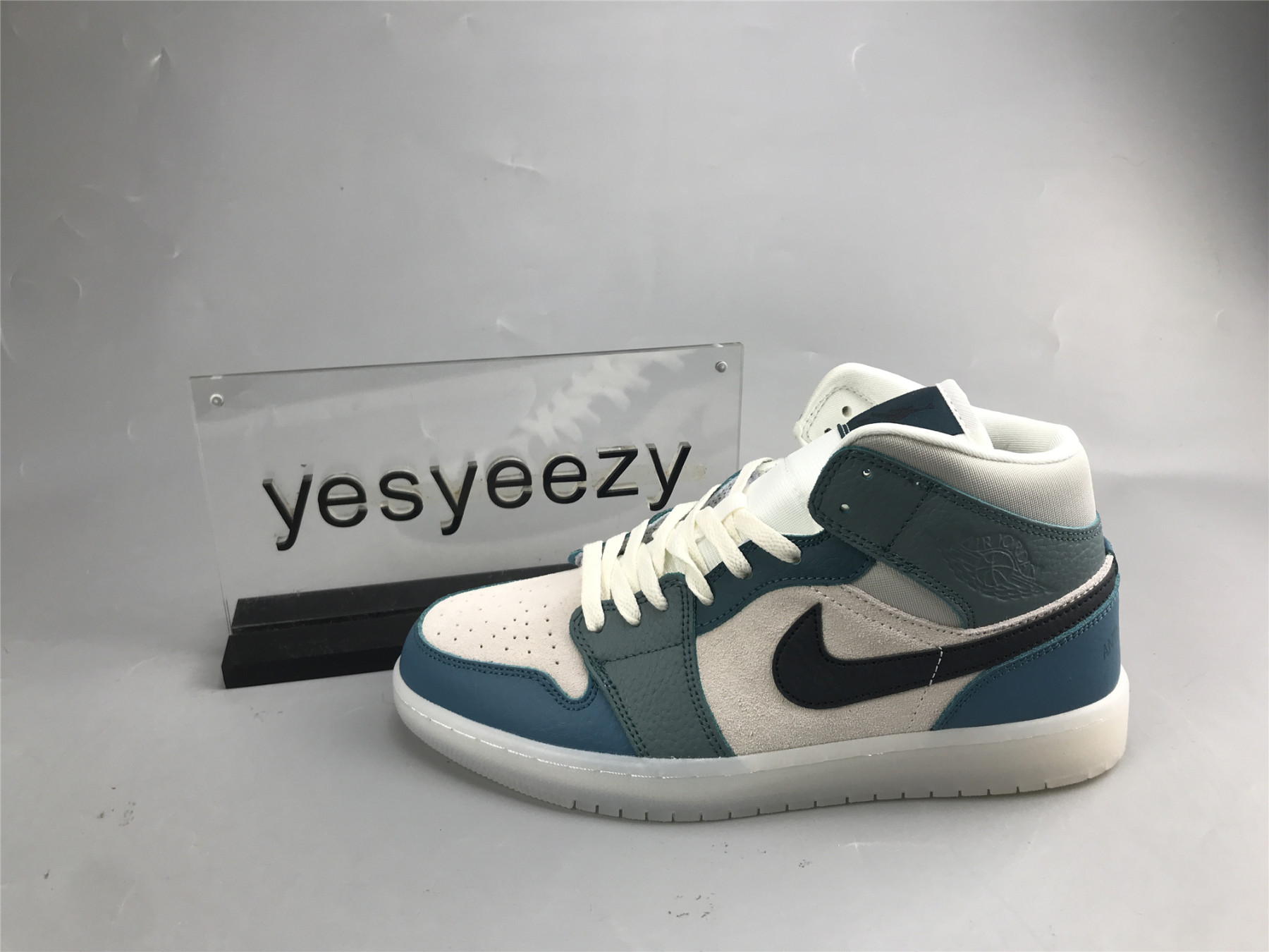 UA WMNS AIR JORDAN 1 MID 