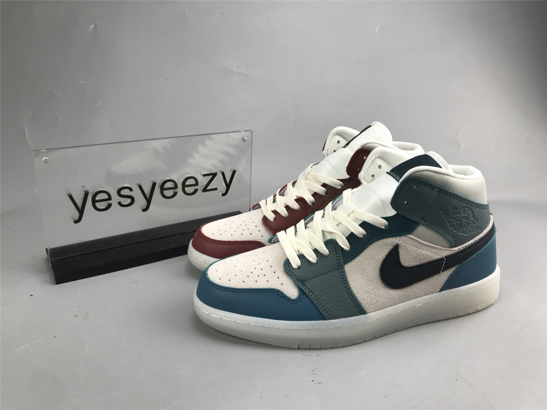 UA WMNS AIR JORDAN 1 MID 