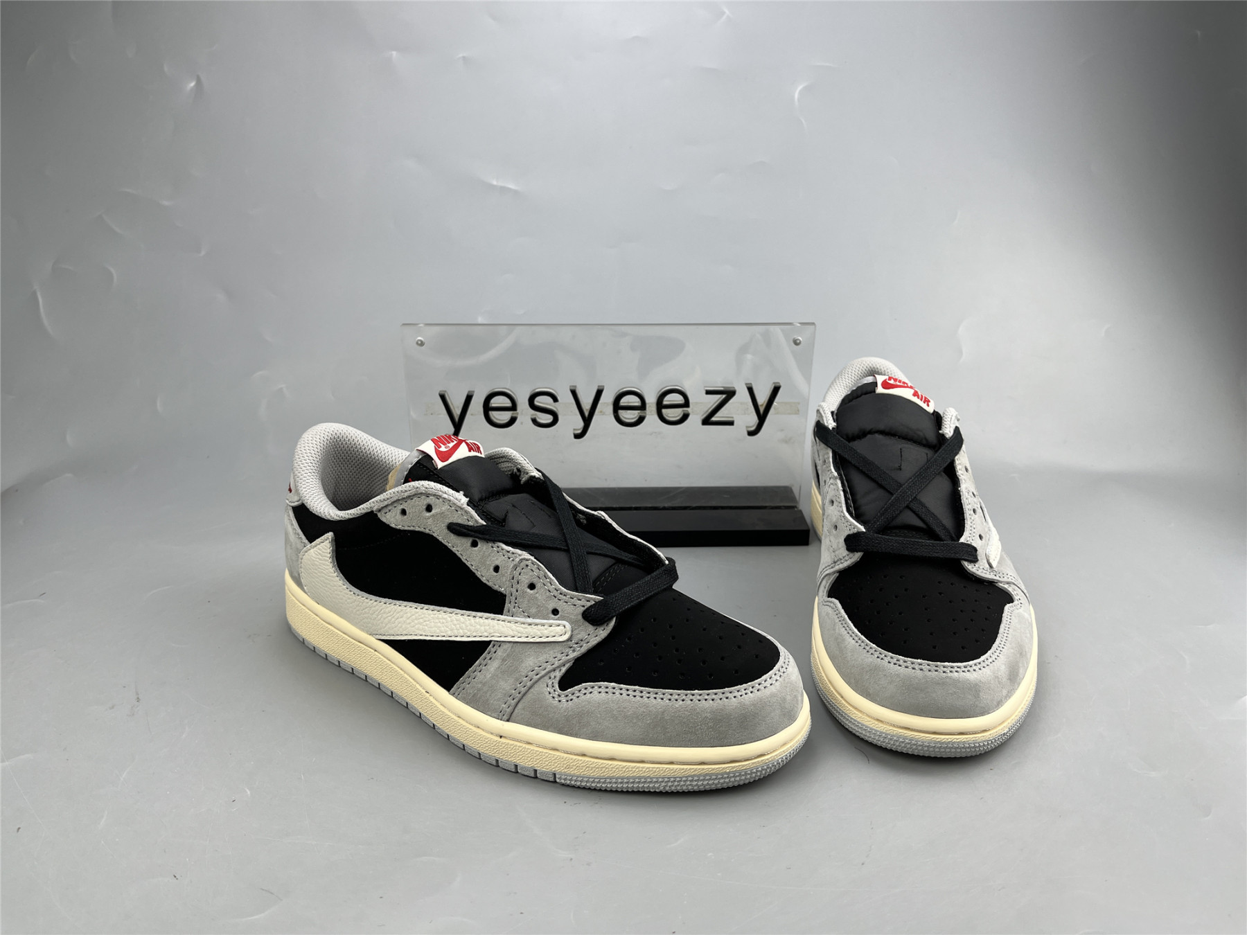 UA TRAVIS SCOTT X AIR JORDAN 1 LOW