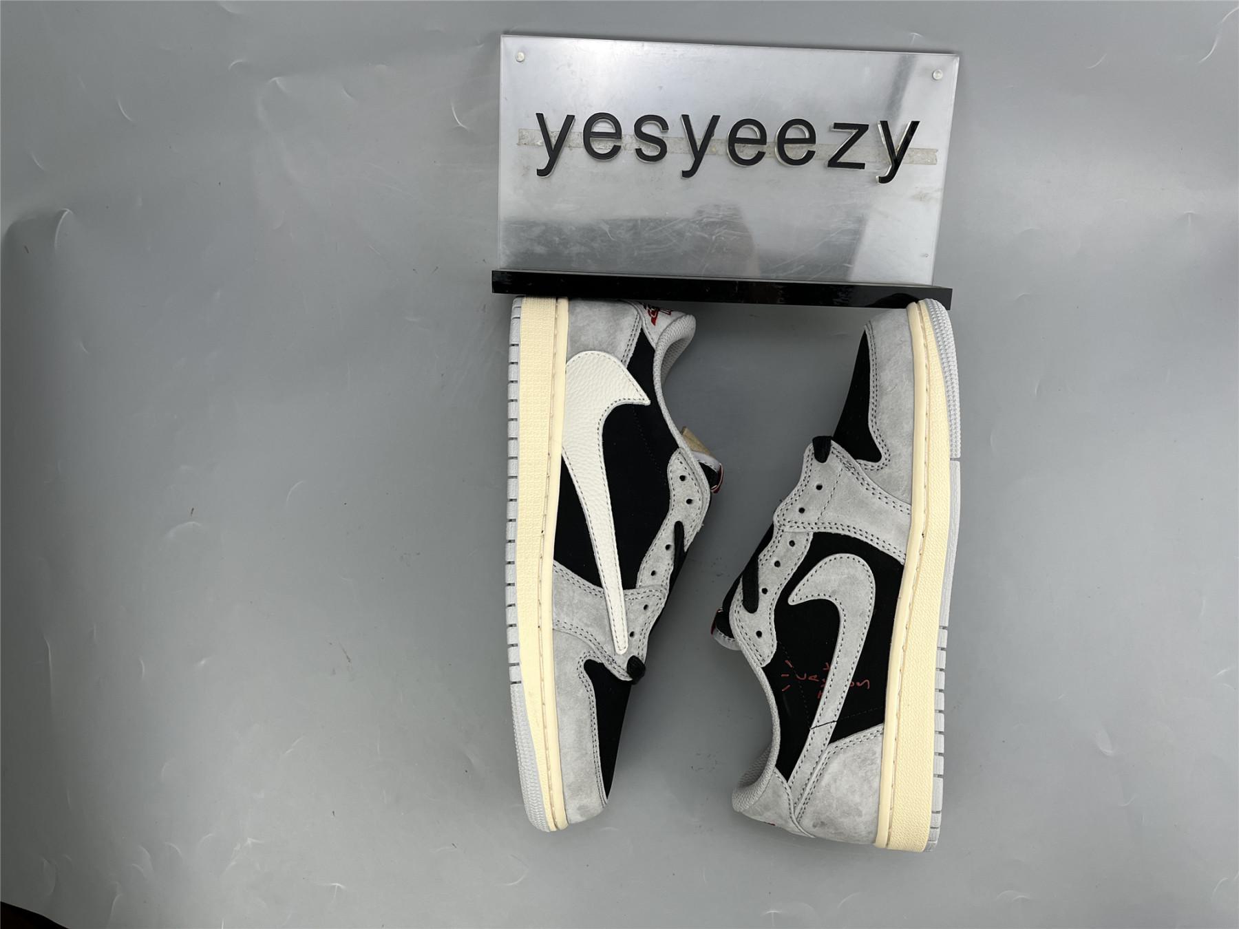 UA TRAVIS SCOTT X AIR JORDAN 1 LOW