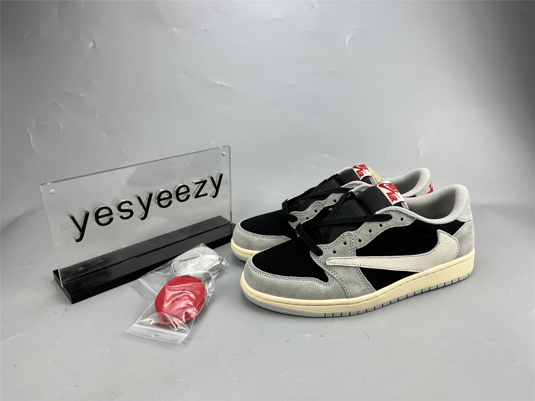 UA TRAVIS SCOTT X AIR JORDAN 1 LOW