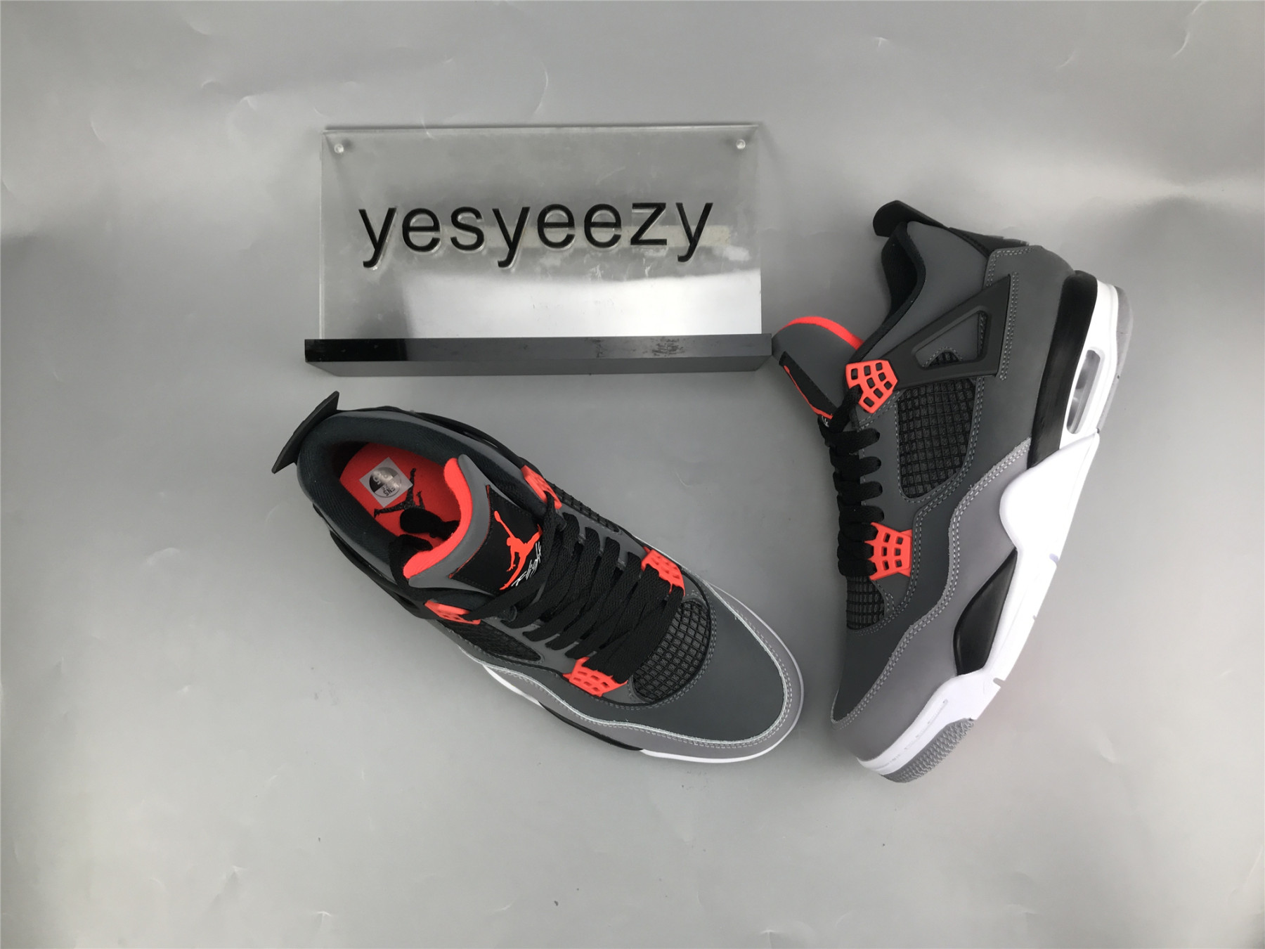 UA AIR JORDAN 4 RETRO 